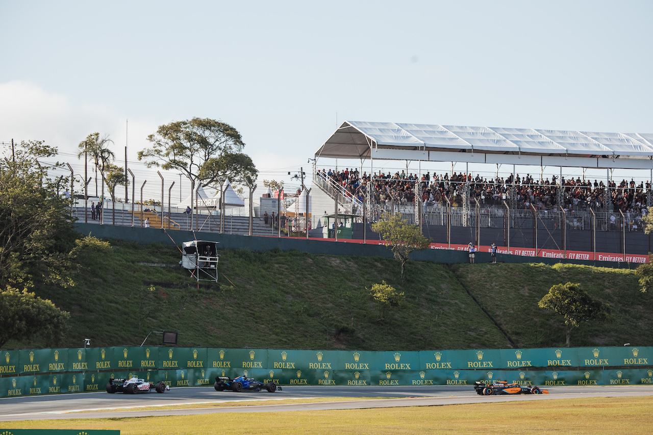 GP BRASILE, Daniel Ricciardo (AUS) McLaren MCL36 davanti a Alexander Albon (THA) Williams Racing FW44 e Mick Schumacher (GER) Haas VF-22.
12.11.2022. Formula 1 World Championship, Rd 21, Brazilian Grand Prix, Sao Paulo, Brazil, Sprint Day.
- www.xpbimages.com, EMail: requests@xpbimages.com © Copyright: Bearne / XPB Images