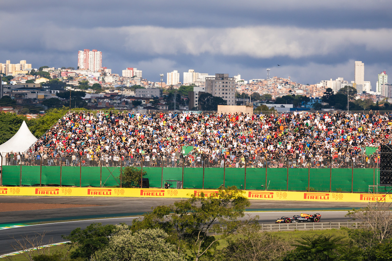 GP BRASILE, Sergio Perez (MEX) Red Bull Racing RB18.
12.11.2022. Formula 1 World Championship, Rd 21, Brazilian Grand Prix, Sao Paulo, Brazil, Sprint Day.
- www.xpbimages.com, EMail: requests@xpbimages.com © Copyright: Bearne / XPB Images