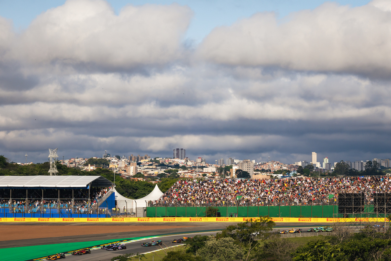 GP BRASILE, Fernando Alonso (ESP) Alpine F1 Team A522 e Esteban Ocon (FRA) Alpine F1 Team A522 at the partenza of the race.
12.11.2022. Formula 1 World Championship, Rd 21, Brazilian Grand Prix, Sao Paulo, Brazil, Sprint Day.
- www.xpbimages.com, EMail: requests@xpbimages.com © Copyright: Bearne / XPB Images