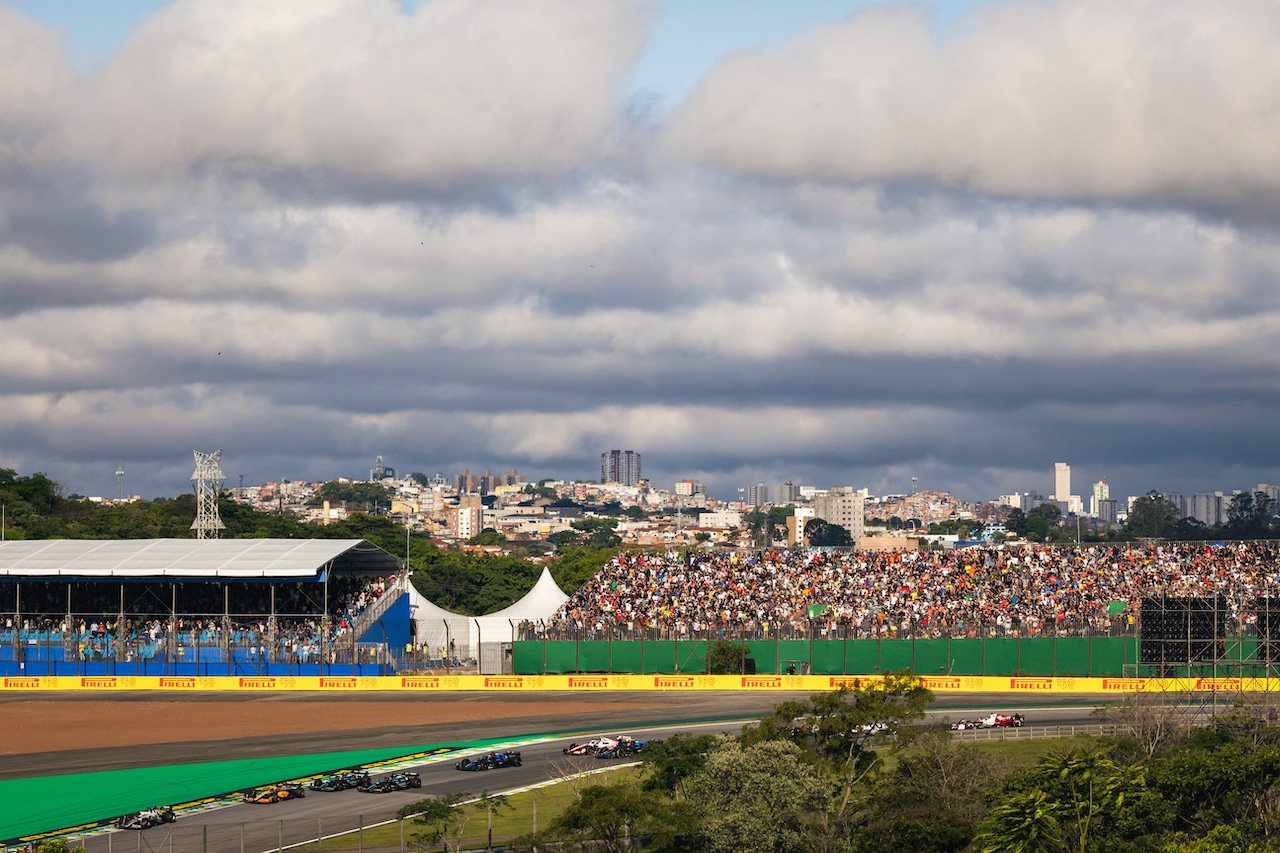 GP BRASILE, Lance Stroll (CDN) Aston Martin F1 Team AMR22 e Sebastian Vettel (GER) Aston Martin F1 Team AMR22 at the partenza of the race.
12.11.2022. Formula 1 World Championship, Rd 21, Brazilian Grand Prix, Sao Paulo, Brazil, Sprint Day.
- www.xpbimages.com, EMail: requests@xpbimages.com © Copyright: Bearne / XPB Images