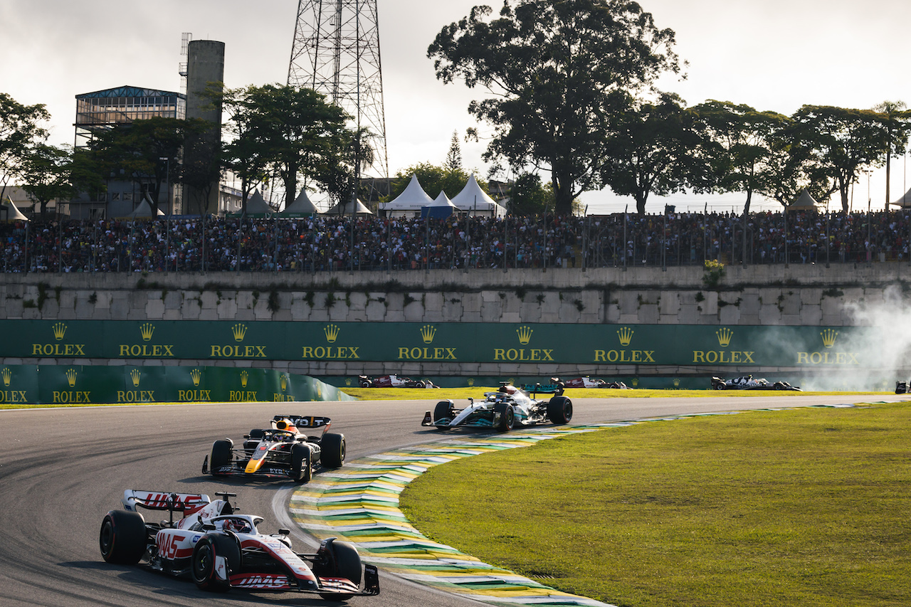 GP BRASILE, Kevin Magnussen (DEN) Haas VF-22 davanti a at the partenza of the race.
12.11.2022. Formula 1 World Championship, Rd 21, Brazilian Grand Prix, Sao Paulo, Brazil, Sprint Day.
- www.xpbimages.com, EMail: requests@xpbimages.com © Copyright: Bearne / XPB Images