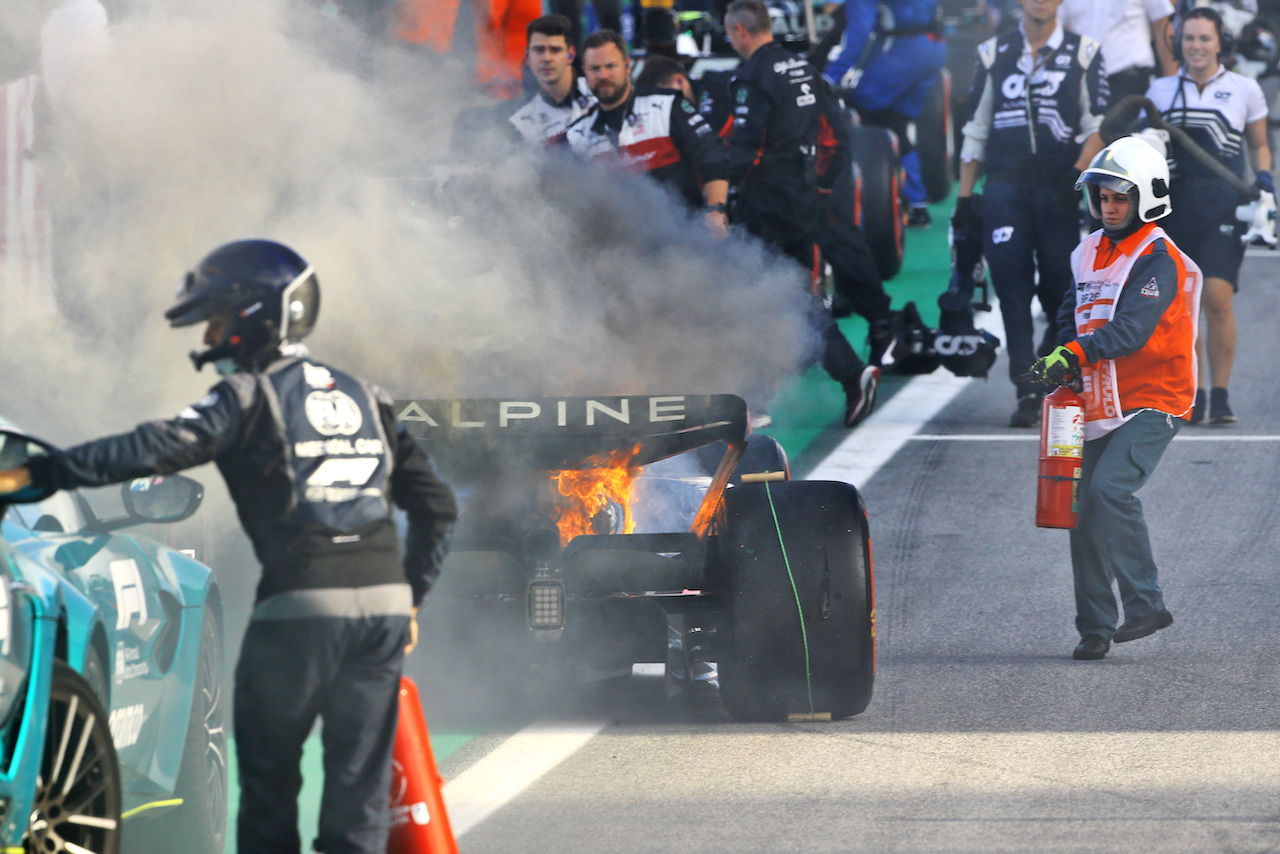 GP BRASILE, The Alpine F1 Team A522 of Esteban Ocon (FRA) catches fire in parc ferme at the end of Sprint with a fire marshal extinguishing the flames.
12.11.2022. Formula 1 World Championship, Rd 21, Brazilian Grand Prix, Sao Paulo, Brazil, Sprint Day.
- www.xpbimages.com, EMail: requests@xpbimages.com © Copyright: XPB Images