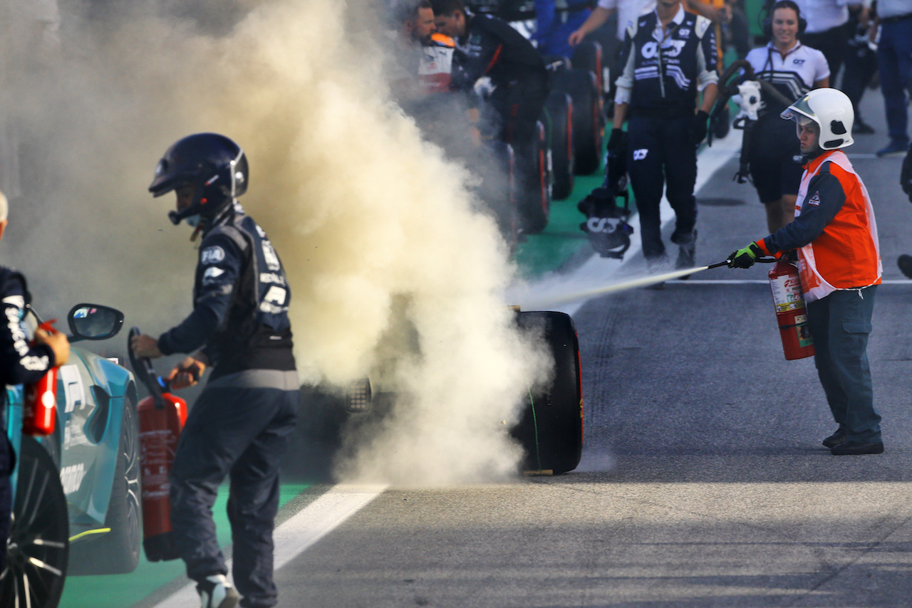 GP BRASILE, The Alpine F1 Team A522 of Esteban Ocon (FRA) catches fire in parc ferme at the end of Sprint with a fire marshal extinguishing the flames.
12.11.2022. Formula 1 World Championship, Rd 21, Brazilian Grand Prix, Sao Paulo, Brazil, Sprint Day.
- www.xpbimages.com, EMail: requests@xpbimages.com © Copyright: XPB Images