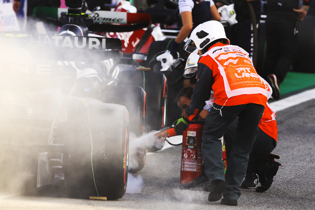 GP BRASILE, The Alpine F1 Team A522 of Esteban Ocon (FRA) catches fire in parc ferme at the end of Sprint with fire marshals extinguishing the flames.
12.11.2022. Formula 1 World Championship, Rd 21, Brazilian Grand Prix, Sao Paulo, Brazil, Sprint Day.
- www.xpbimages.com, EMail: requests@xpbimages.com © Copyright: XPB Images