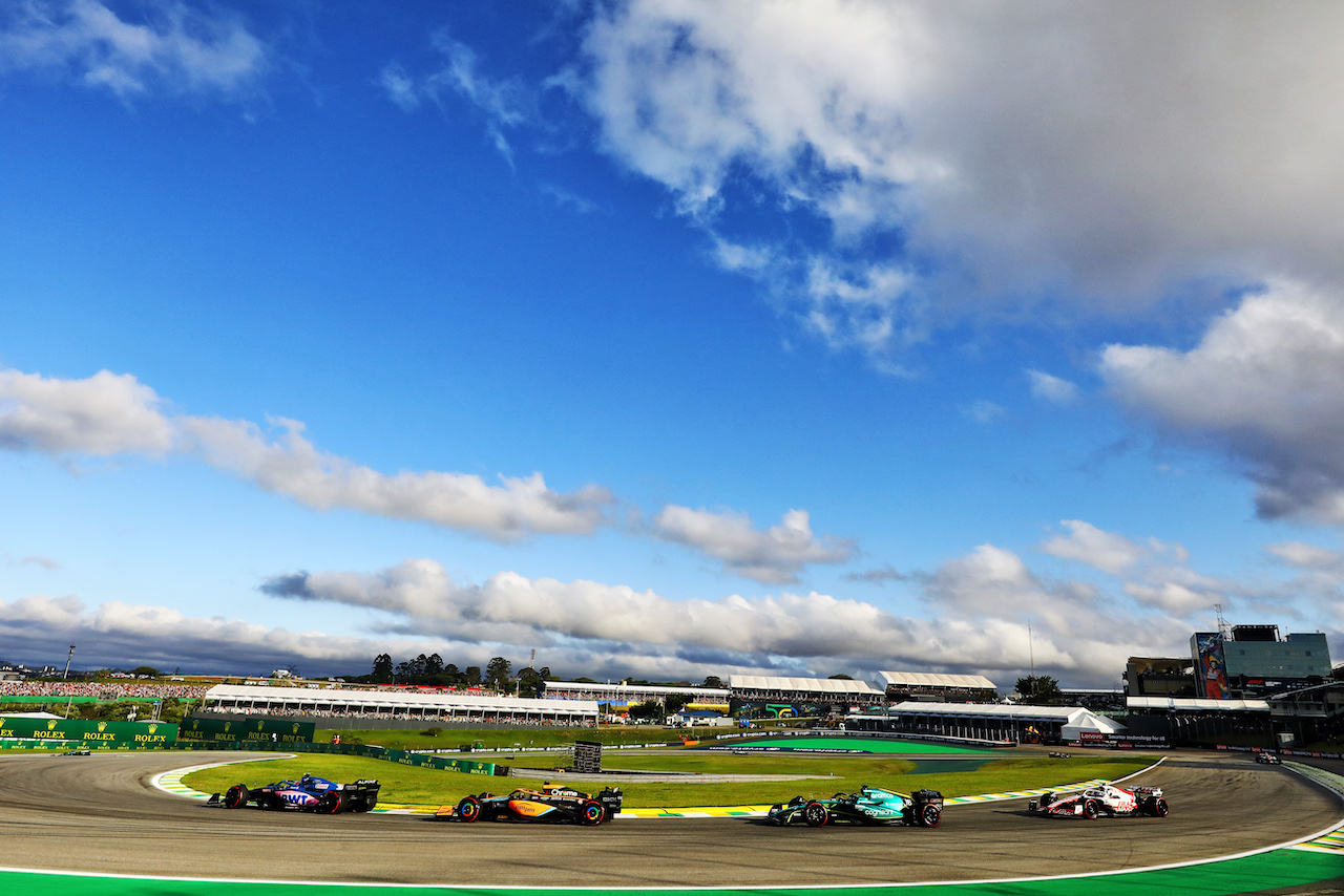 GP BRASILE, Esteban Ocon (FRA) Alpine F1 Team A522 davanti a Daniel Ricciardo (AUS) McLaren MCL36; Lance Stroll (CDN) Aston Martin F1 Team AMR22; e Mick Schumacher (GER) Haas VF-22.
12.11.2022. Formula 1 World Championship, Rd 21, Brazilian Grand Prix, Sao Paulo, Brazil, Sprint Day.
- www.xpbimages.com, EMail: requests@xpbimages.com © Copyright: XPB Images