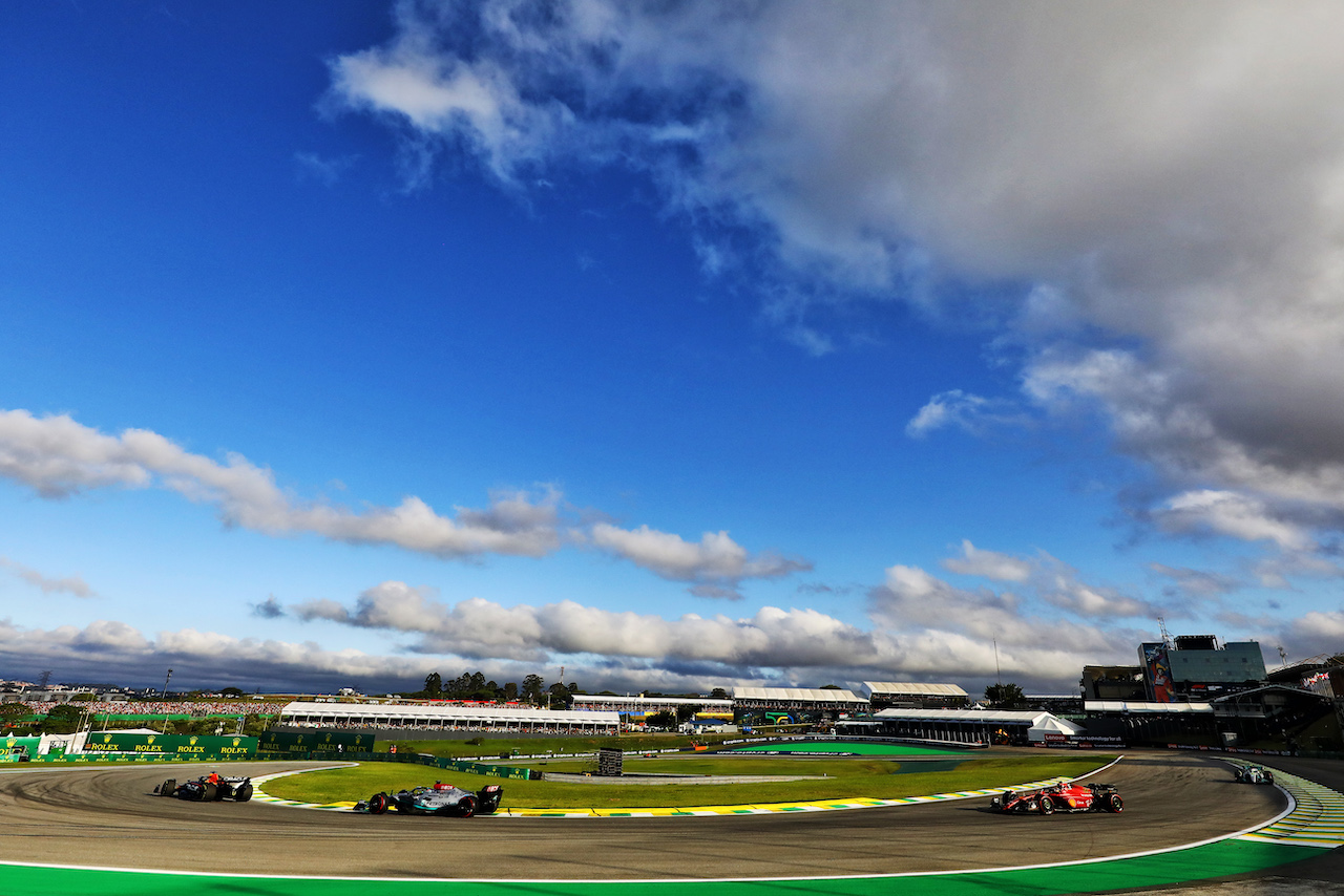 GP BRASILE, Max Verstappen (NLD) Red Bull Racing RB18 davanti a George Russell (GBR) Mercedes AMG F1 W13 e Carlos Sainz Jr (ESP) Ferrari F1-75.
12.11.2022. Formula 1 World Championship, Rd 21, Brazilian Grand Prix, Sao Paulo, Brazil, Sprint Day.
- www.xpbimages.com, EMail: requests@xpbimages.com © Copyright: XPB Images