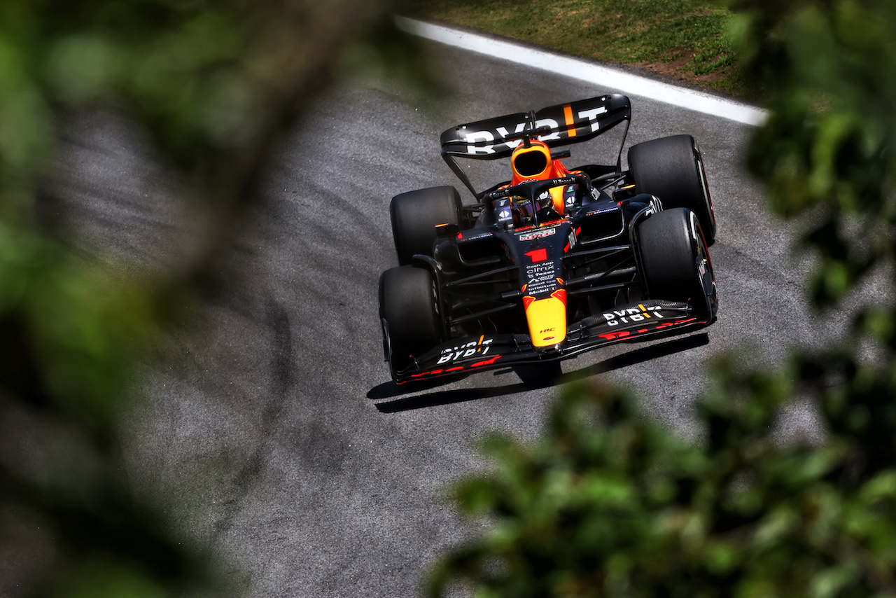 GP BRASILE, Max Verstappen (NLD) Red Bull Racing RB18.
12.11.2022. Formula 1 World Championship, Rd 21, Brazilian Grand Prix, Sao Paulo, Brazil, Sprint Day.
 - www.xpbimages.com, EMail: requests@xpbimages.com © Copyright: Coates / XPB Images