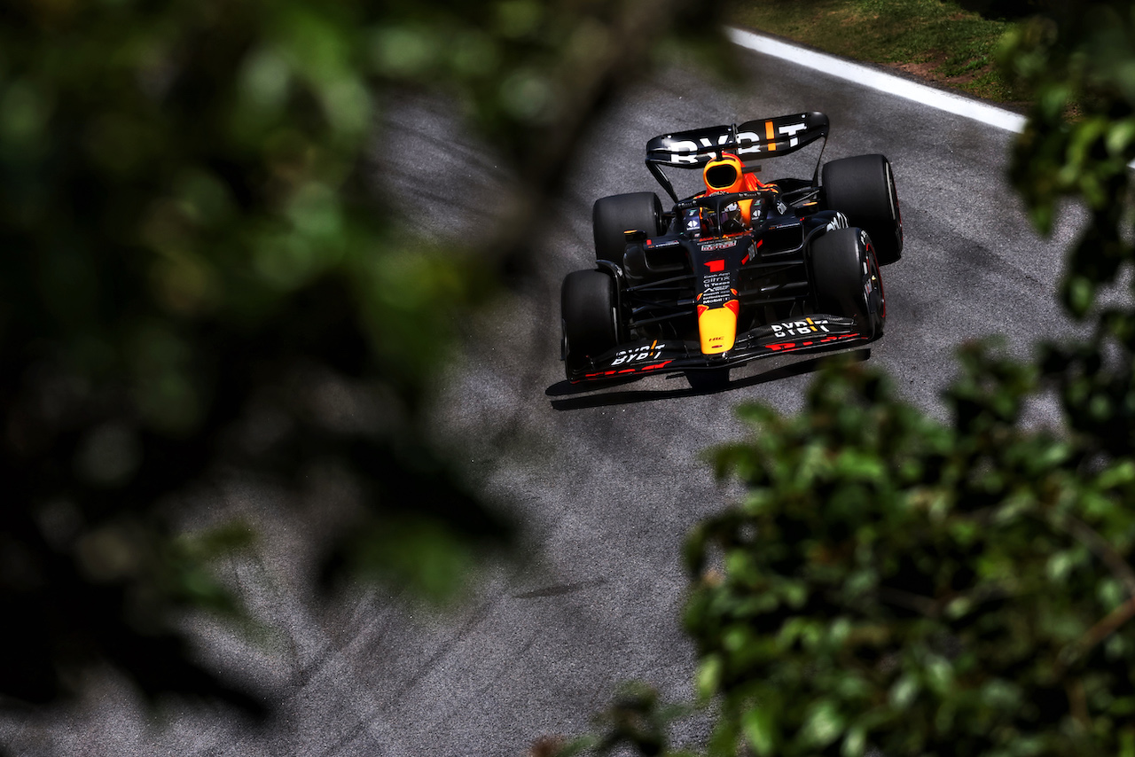 GP BRASILE, Max Verstappen (NLD) Red Bull Racing RB18.
12.11.2022. Formula 1 World Championship, Rd 21, Brazilian Grand Prix, Sao Paulo, Brazil, Sprint Day.
 - www.xpbimages.com, EMail: requests@xpbimages.com © Copyright: Coates / XPB Images