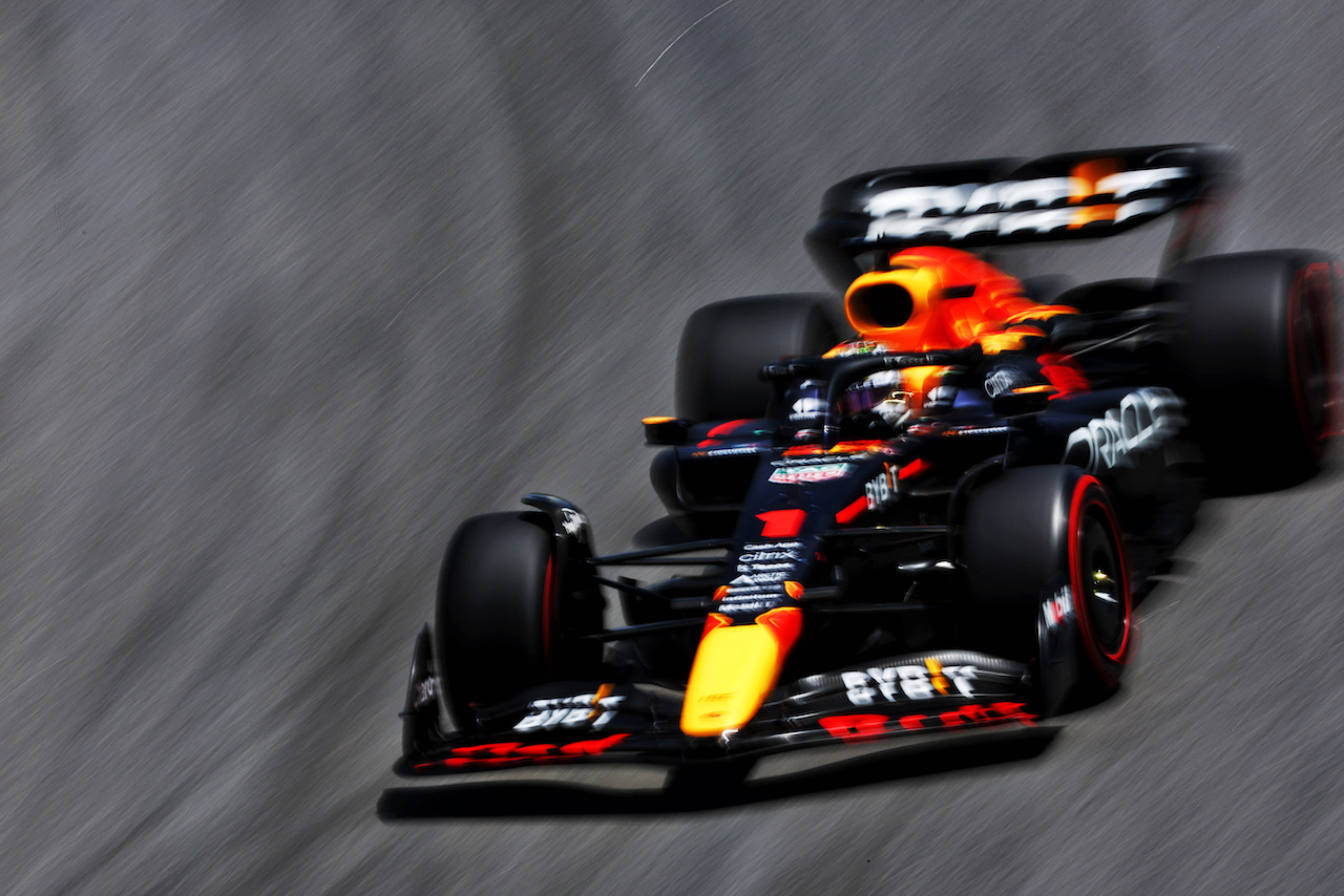 GP BRASILE, Max Verstappen (NLD) Red Bull Racing RB18.
12.11.2022. Formula 1 World Championship, Rd 21, Brazilian Grand Prix, Sao Paulo, Brazil, Sprint Day.
 - www.xpbimages.com, EMail: requests@xpbimages.com © Copyright: Coates / XPB Images
