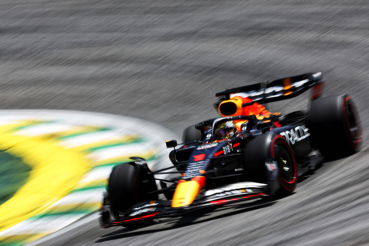 GP BRASILE, Max Verstappen (NLD) Red Bull Racing RB18.
12.11.2022. Formula 1 World Championship, Rd 21, Brazilian Grand Prix, Sao Paulo, Brazil, Sprint Day.
 - www.xpbimages.com, EMail: requests@xpbimages.com © Copyright: Coates / XPB Images