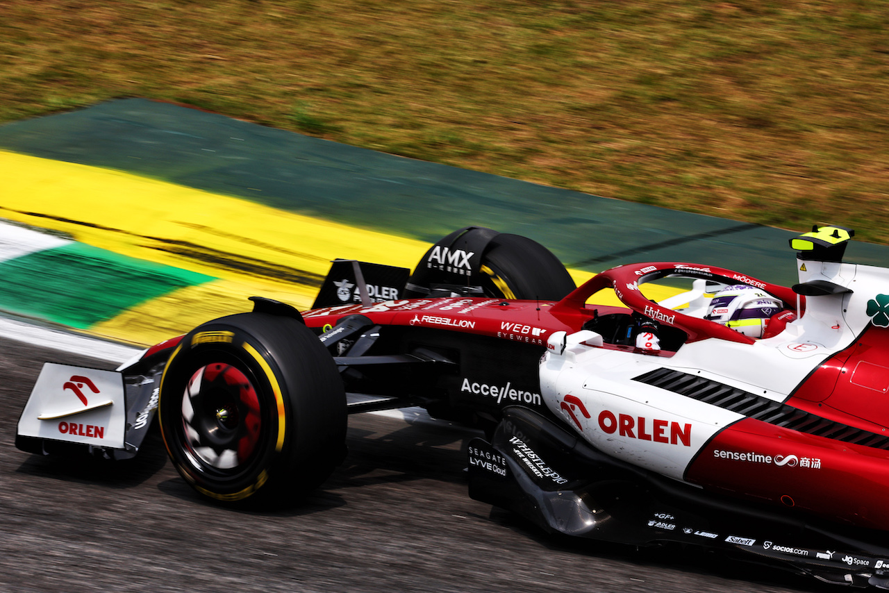 GP BRASILE, Guanyu Zhou (CHN) Alfa Romeo F1 Team C42.
11.11.2022. Formula 1 World Championship, Rd 21, Brazilian Grand Prix, Sao Paulo, Brazil, Qualifiche Day.
 - www.xpbimages.com, EMail: requests@xpbimages.com © Copyright: Coates / XPB Images