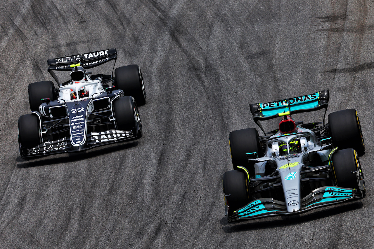 GP BRASILE, Lewis Hamilton (GBR) Mercedes AMG F1 W13 e Yuki Tsunoda (JPN) AlphaTauri AT03.
11.11.2022. Formula 1 World Championship, Rd 21, Brazilian Grand Prix, Sao Paulo, Brazil, Qualifiche Day.
 - www.xpbimages.com, EMail: requests@xpbimages.com © Copyright: Coates / XPB Images