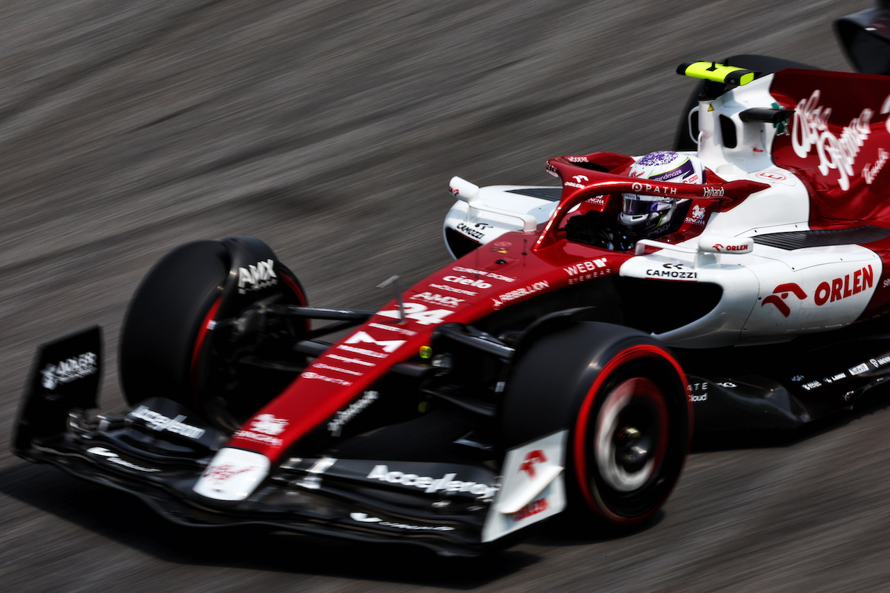 GP BRASILE, Guanyu Zhou (CHN) Alfa Romeo F1 Team C42.
11.11.2022. Formula 1 World Championship, Rd 21, Brazilian Grand Prix, Sao Paulo, Brazil, Qualifiche Day.
 - www.xpbimages.com, EMail: requests@xpbimages.com © Copyright: Coates / XPB Images
