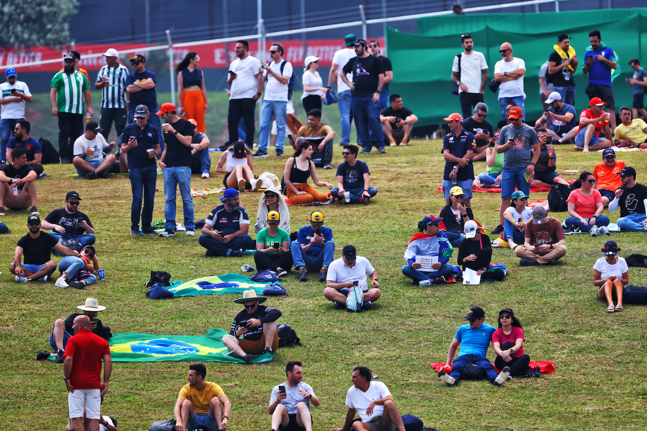 GP BRASILE, Circuit Atmosfera - fans.
11.11.2022. Formula 1 World Championship, Rd 21, Brazilian Grand Prix, Sao Paulo, Brazil, Qualifiche Day.
- www.xpbimages.com, EMail: requests@xpbimages.com © Copyright: XPB Images