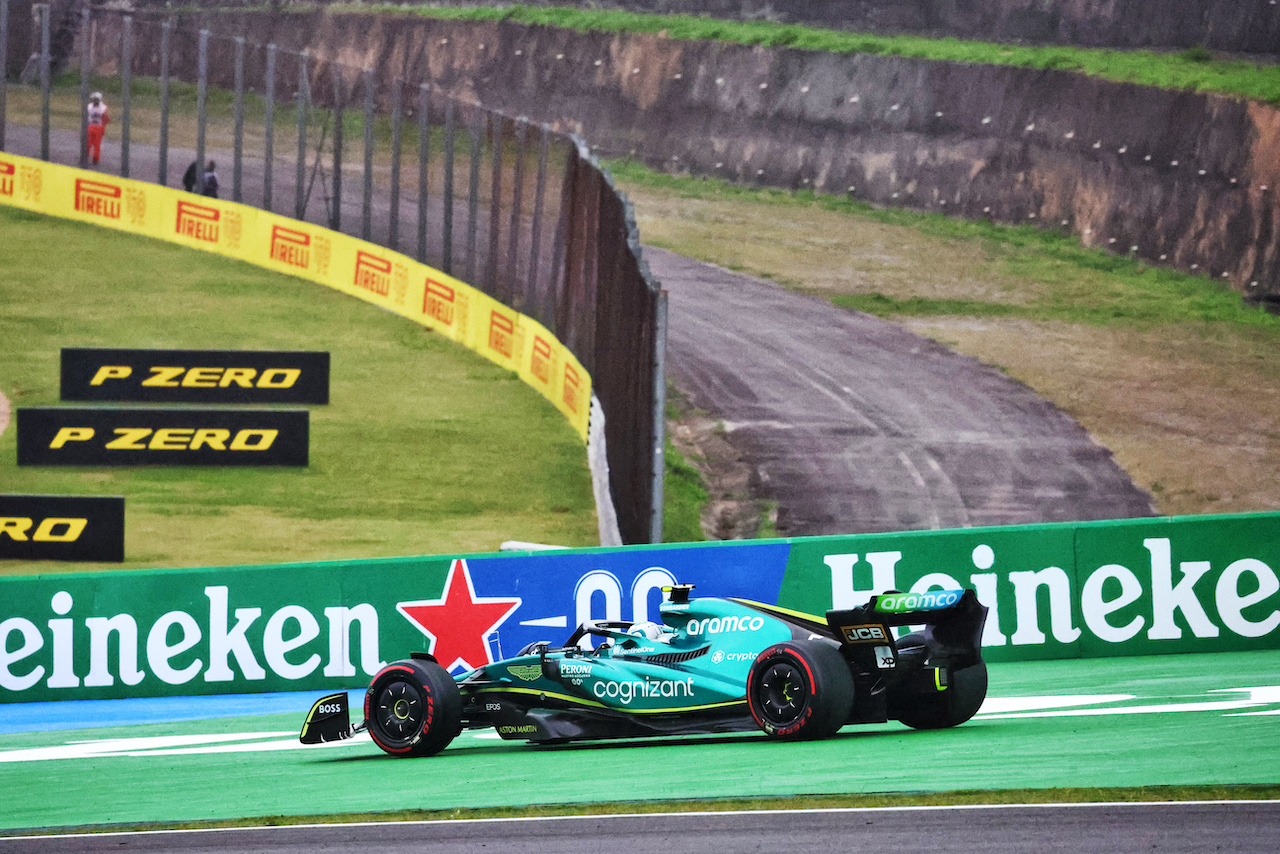 GP BRASILE, Sebastian Vettel (GER) Aston Martin F1 Team AMR22 runs wide.
11.11.2022. Formula 1 World Championship, Rd 21, Brazilian Grand Prix, Sao Paulo, Brazil, Qualifiche Day.
- www.xpbimages.com, EMail: requests@xpbimages.com © Copyright: Batchelor / XPB Images