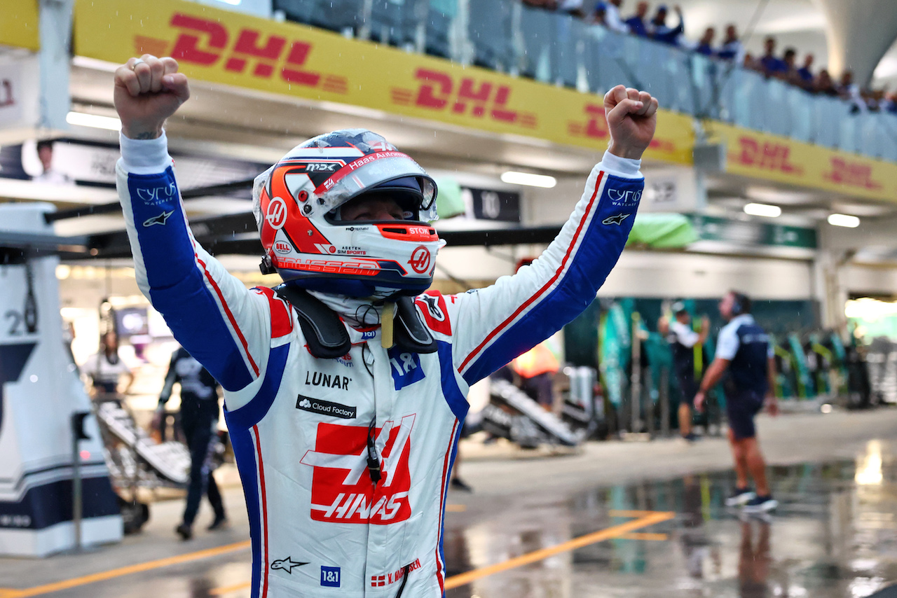 GP BRASILE, Kevin Magnussen (DEN) Haas VF-22 celebrates his pole position in the pits.
11.11.2022. Formula 1 World Championship, Rd 21, Brazilian Grand Prix, Sao Paulo, Brazil, Qualifiche Day.
- www.xpbimages.com, EMail: requests@xpbimages.com © Copyright: Batchelor / XPB Images