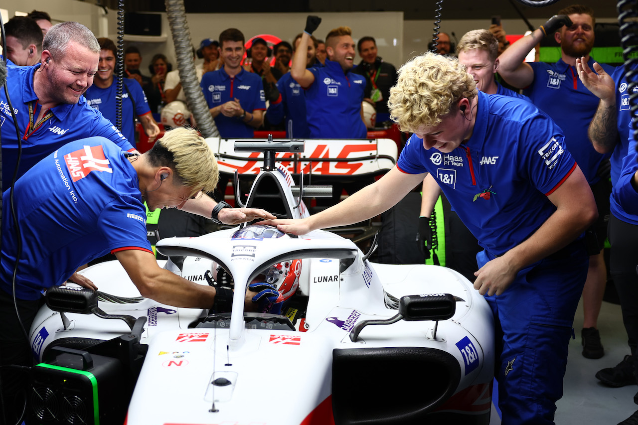 GP BRASILE, Kevin Magnussen (DEN) Haas VF-22 celebrates his pole position with the team in the pit garage.
11.11.2022. Formula 1 World Championship, Rd 21, Brazilian Grand Prix, Sao Paulo, Brazil, Qualifiche Day.
- www.xpbimages.com, EMail: requests@xpbimages.com © Copyright: Batchelor / XPB Images