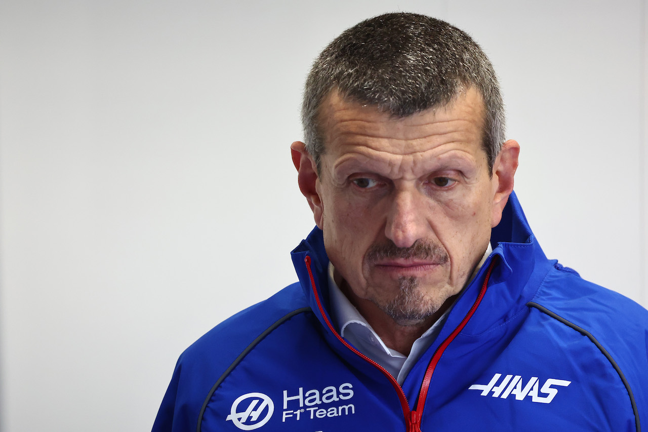 GP BRASILE, Guenther Steiner (ITA) Haas F1 Team Prinicipal. 
11.11.2022. Formula 1 World Championship, Rd 21, Brazilian Grand Prix, Sao Paulo, Brazil, Qualifiche Day.
- www.xpbimages.com, EMail: requests@xpbimages.com ¬© Copyright: Batchelor / XPB Images