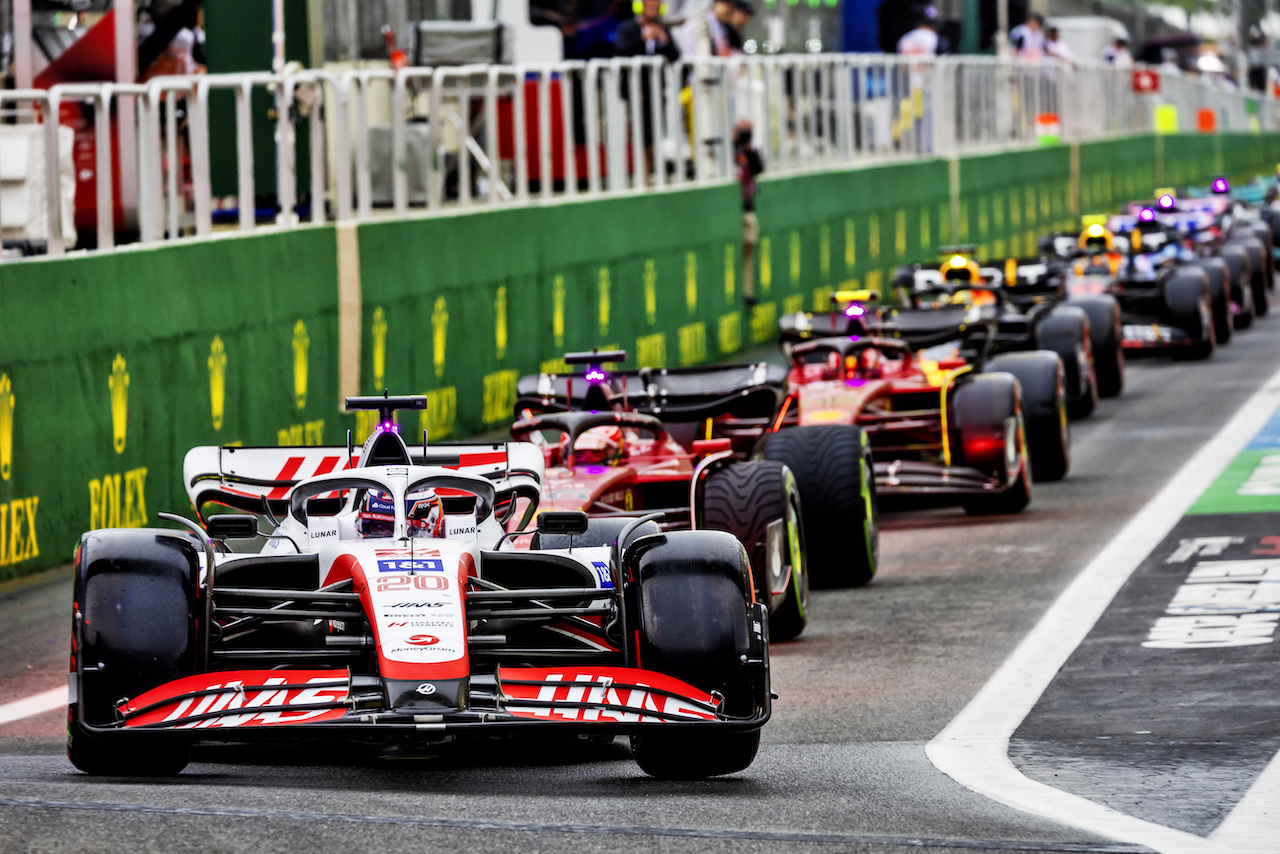 GP BRASILE, Kevin Magnussen (DEN) Haas VF-22 davanti a out of the pits at the partenza of the final third of qualifying.
11.11.2022. Formula 1 World Championship, Rd 21, Brazilian Grand Prix, Sao Paulo, Brazil, Qualifiche Day.
- www.xpbimages.com, EMail: requests@xpbimages.com © Copyright: Batchelor / XPB Images