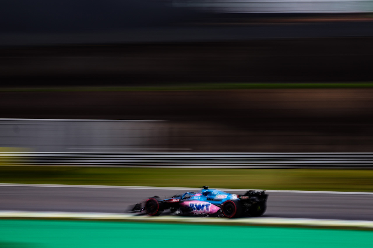 GP BRASILE, Fernando Alonso (ESP), Alpine F1 Team 
11.11.2022. Formula 1 World Championship, Rd 21, Brazilian Grand Prix, Sao Paulo, Brazil, Qualifiche Day.
- www.xpbimages.com, EMail: requests@xpbimages.com ¬© Copyright: Charniaux / XPB Images