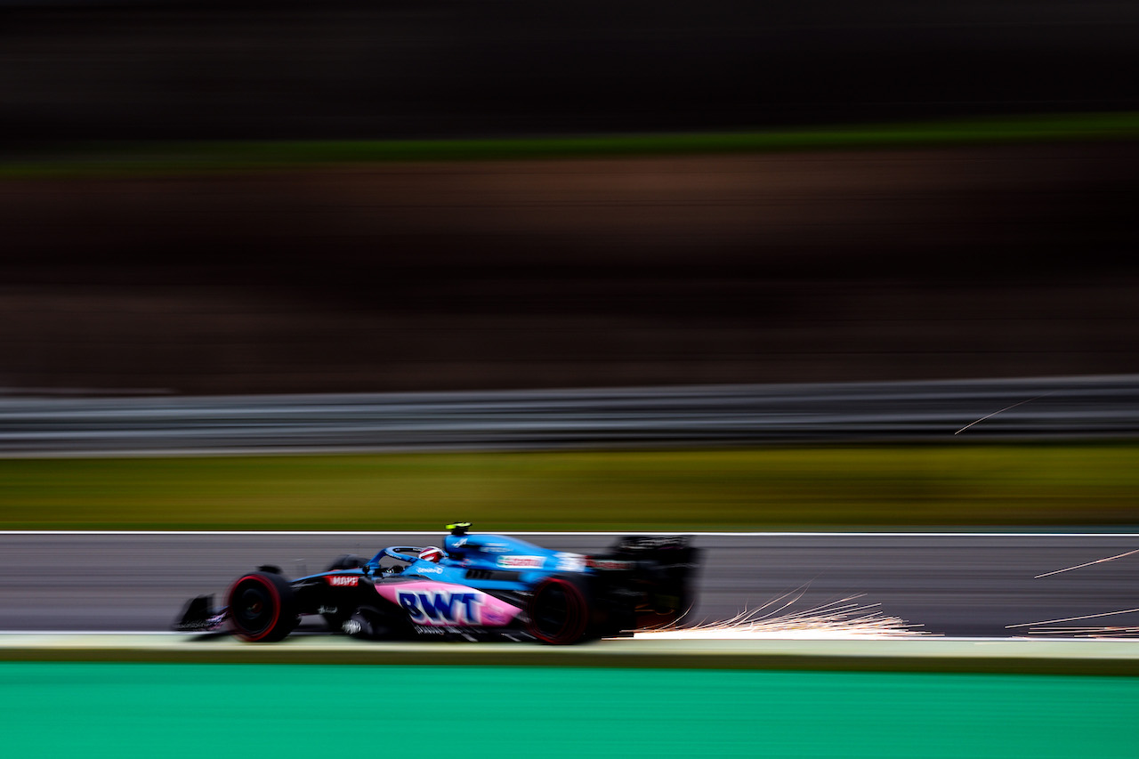GP BRASILE, Esteban Ocon (FRA), Alpine F1 Team 
11.11.2022. Formula 1 World Championship, Rd 21, Brazilian Grand Prix, Sao Paulo, Brazil, Qualifiche Day.
- www.xpbimages.com, EMail: requests@xpbimages.com ¬© Copyright: Charniaux / XPB Images