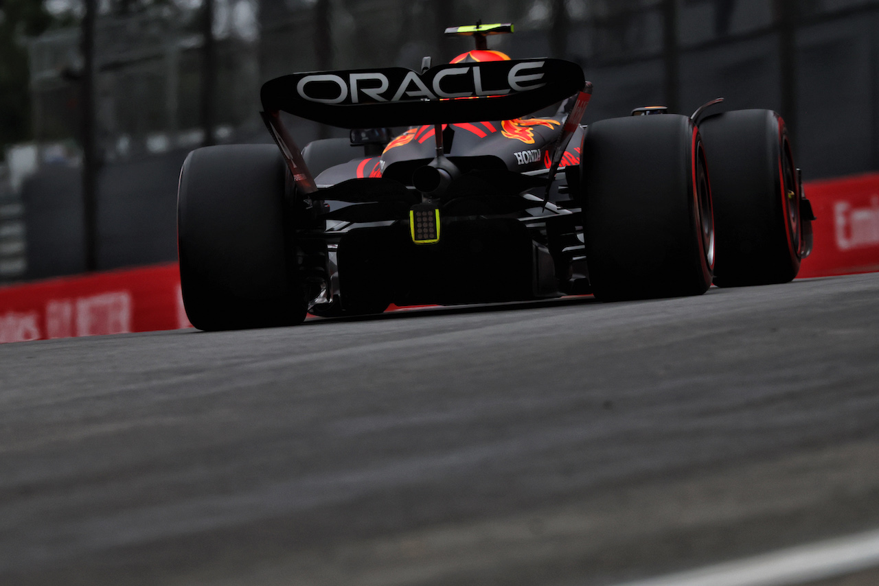 GP BRASILE, Sergio Perez (MEX) Red Bull Racing RB18.
11.11.2022. Formula 1 World Championship, Rd 21, Brazilian Grand Prix, Sao Paulo, Brazil, Qualifiche Day.
 - www.xpbimages.com, EMail: requests@xpbimages.com © Copyright: Coates / XPB Images