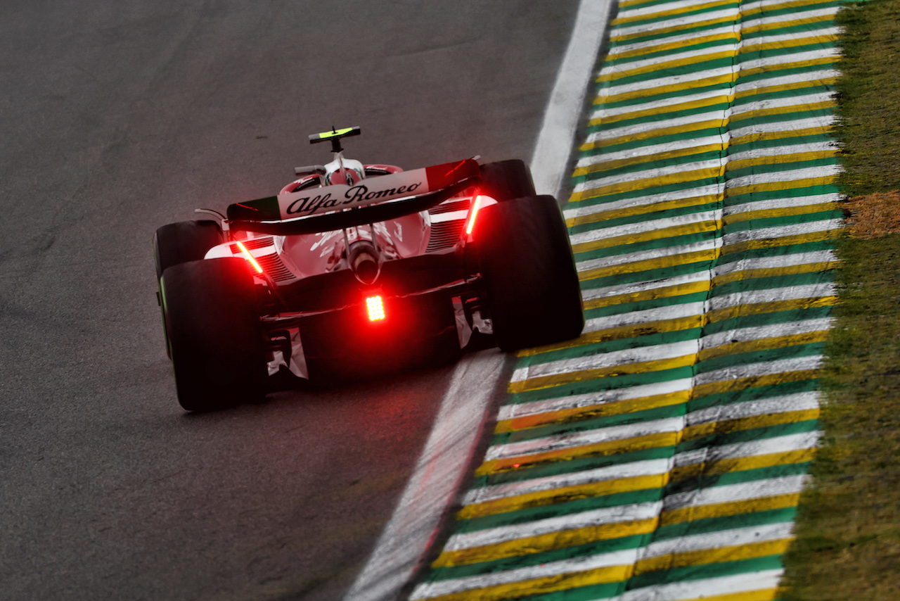GP BRASILE, Guanyu Zhou (CHN) Alfa Romeo F1 Team C42.
11.11.2022. Formula 1 World Championship, Rd 21, Brazilian Grand Prix, Sao Paulo, Brazil, Qualifiche Day.
 - www.xpbimages.com, EMail: requests@xpbimages.com © Copyright: Coates / XPB Images