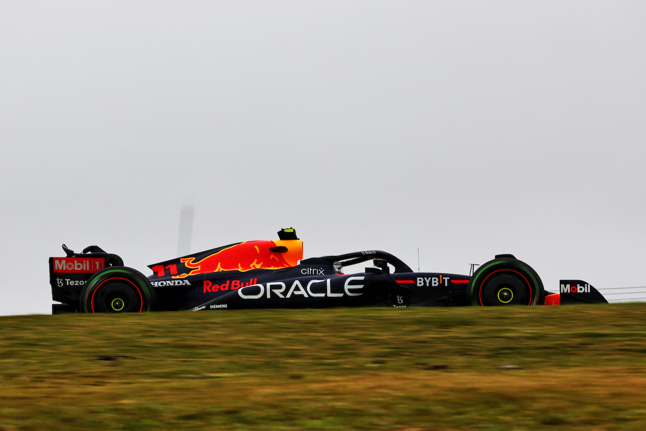 GP BRASILE, Sergio Perez (MEX) Red Bull Racing RB18.
11.11.2022. Formula 1 World Championship, Rd 21, Brazilian Grand Prix, Sao Paulo, Brazil, Qualifiche Day.
 - www.xpbimages.com, EMail: requests@xpbimages.com © Copyright: Coates / XPB Images