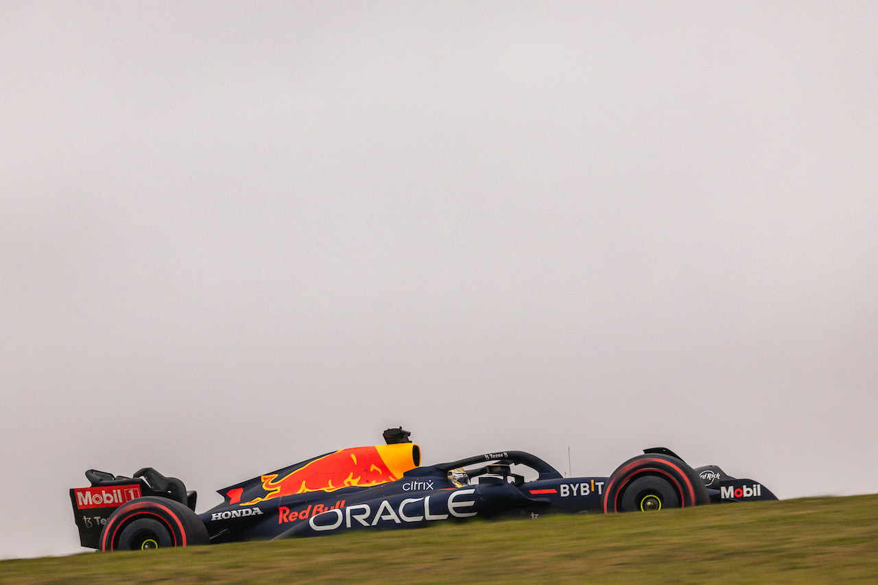 GP BRASILE, Max Verstappen (NLD) Red Bull Racing RB18.
11.11.2022. Formula 1 World Championship, Rd 21, Brazilian Grand Prix, Sao Paulo, Brazil, Qualifiche Day.
- www.xpbimages.com, EMail: requests@xpbimages.com © Copyright: Bearne / XPB Images