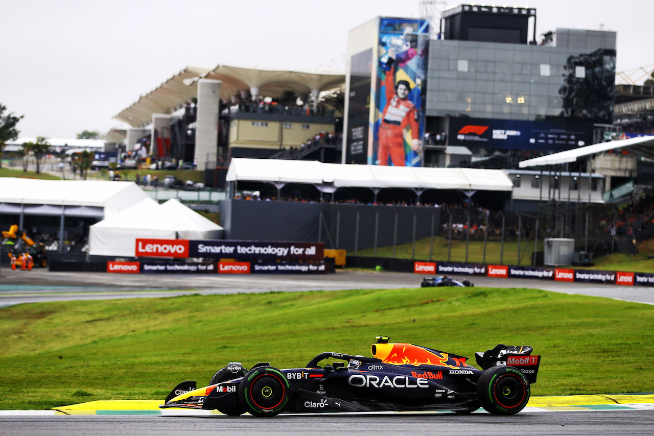 GP BRASILE, Sergio Perez (MEX) Red Bull Racing RB18.
11.11.2022. Formula 1 World Championship, Rd 21, Brazilian Grand Prix, Sao Paulo, Brazil, Qualifiche Day.
- www.xpbimages.com, EMail: requests@xpbimages.com © Copyright: XPB Images