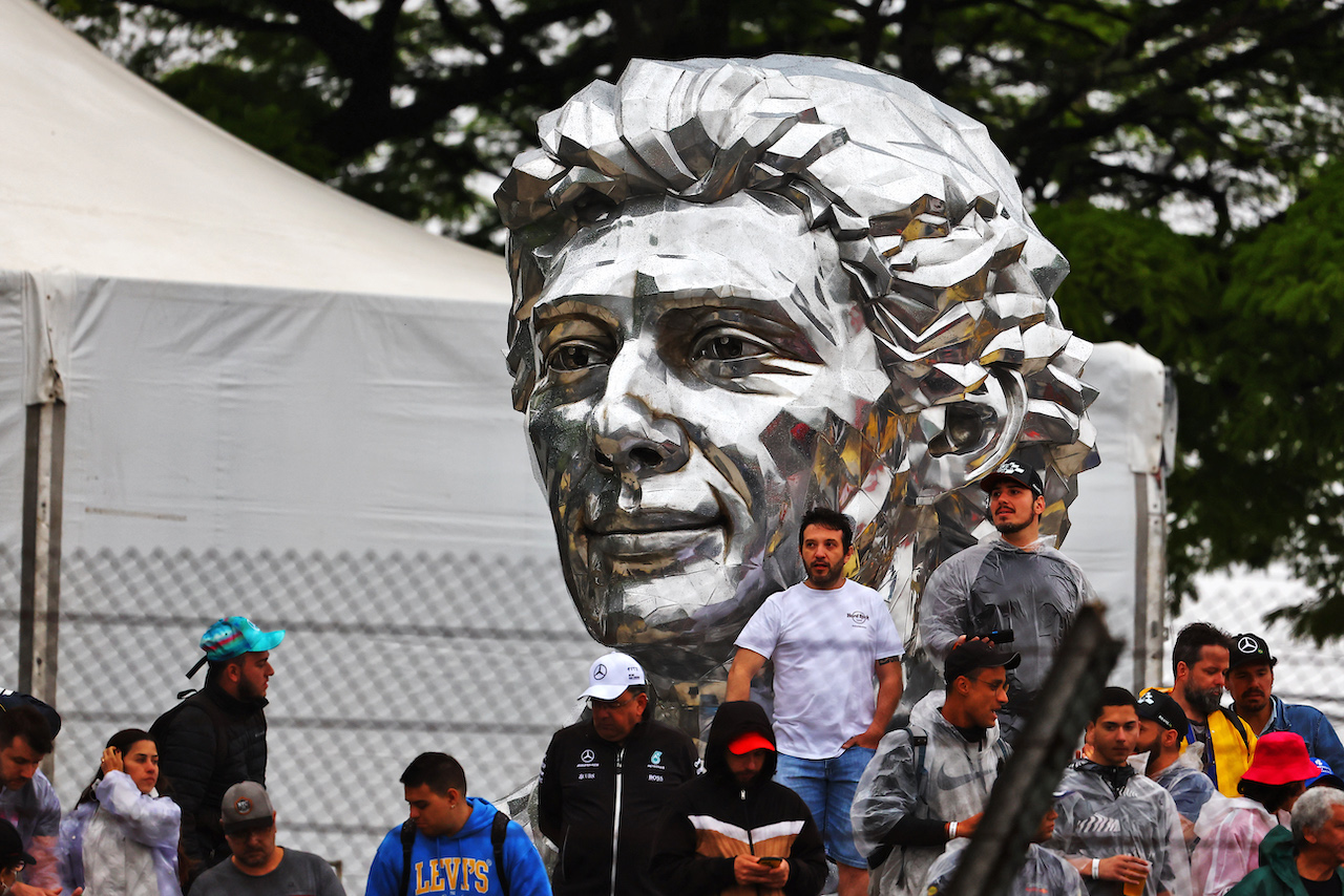 GP BRASILE, Circuit Atmosfera - a bust of Ayrton Senna with fans in the grandstand.
11.11.2022. Formula 1 World Championship, Rd 21, Brazilian Grand Prix, Sao Paulo, Brazil, Qualifiche Day.
- www.xpbimages.com, EMail: requests@xpbimages.com © Copyright: XPB Images