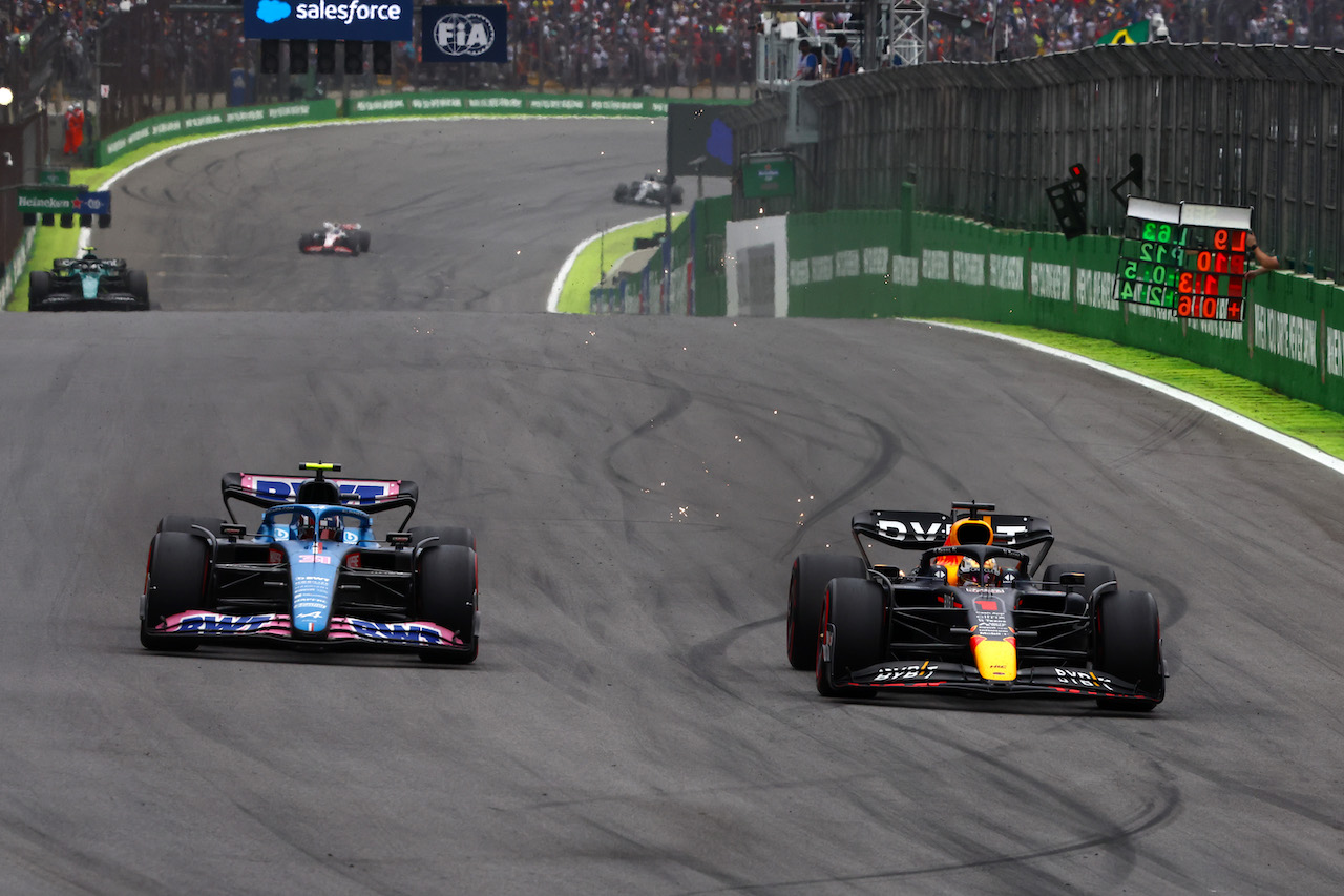 GP BRASILE, Esteban Ocon (FRA), Alpine F1 Team e Max Verstappen (NLD), Red Bull Racing 
11.11.2022. Formula 1 World Championship, Rd 21, Brazilian Grand Prix, Sao Paulo, Brazil, Qualifiche Day.
- www.xpbimages.com, EMail: requests@xpbimages.com ¬© Copyright: Charniaux / XPB Images