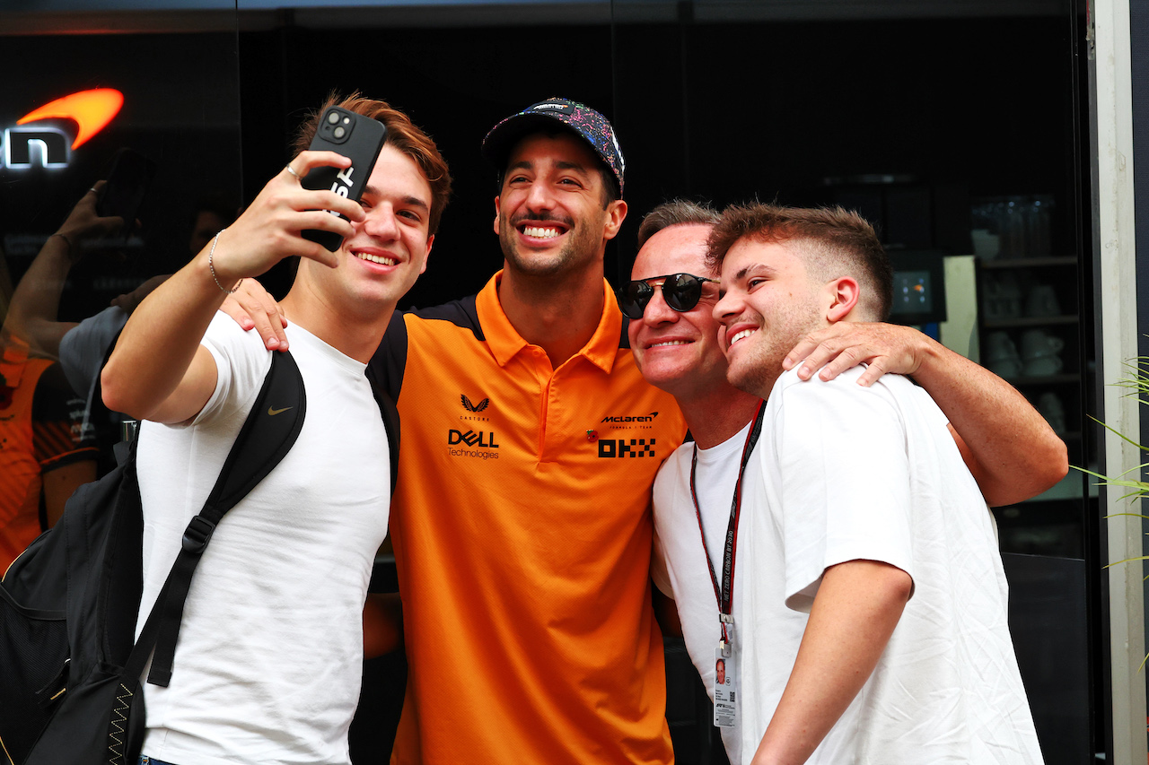 GP BRASILE, Daniel Ricciardo (AUS) McLaren with fans.
11.11.2022. Formula 1 World Championship, Rd 21, Brazilian Grand Prix, Sao Paulo, Brazil, Qualifiche Day.
 - www.xpbimages.com, EMail: requests@xpbimages.com © Copyright: Coates / XPB Images
