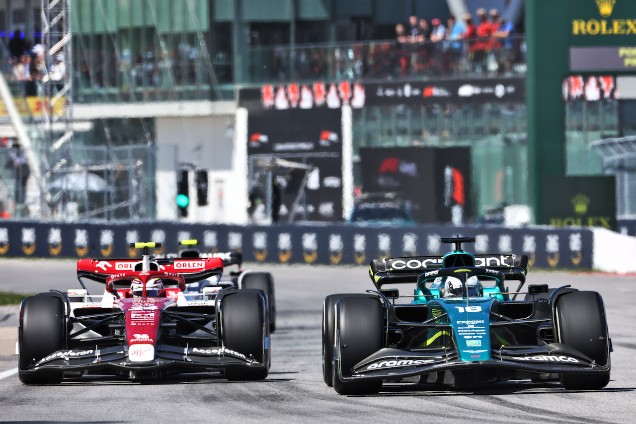 GP CANADA, (L to R): Guanyu Zhou (CHN) Alfa Romeo F1 Team C42 e Lance Stroll (CDN) Aston Martin F1 Team AMR22.
19.06.2022. Formula 1 World Championship, Rd 9, Canadian Grand Prix, Montreal, Canada, Gara Day.
- www.xpbimages.com, EMail: requests@xpbimages.com © Copyright: Charniaux / XPB Images