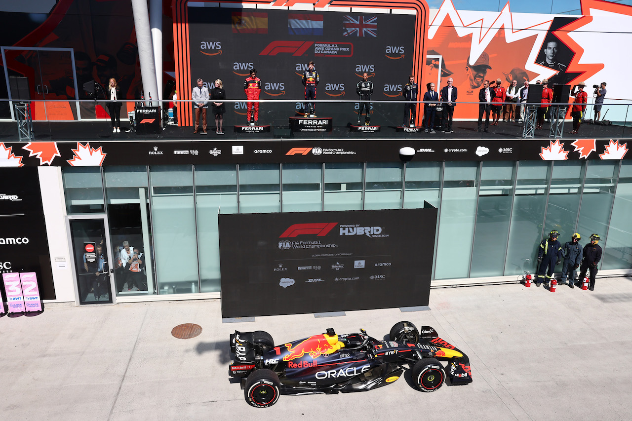 GP CANADA, 1st place Max Verstappen (NLD) Red Bull Racing RB18 with 2nd place Carlos Sainz Jr (ESP) Ferrari F1-75 e 3rd place Lewis Hamilton (GBR) Mercedes AMG F1 W13.
19.06.2022. Formula 1 World Championship, Rd 9, Canadian Grand Prix, Montreal, Canada, Gara Day.
- www.xpbimages.com, EMail: requests@xpbimages.com ¬© Copyright: Batchelor / XPB Images