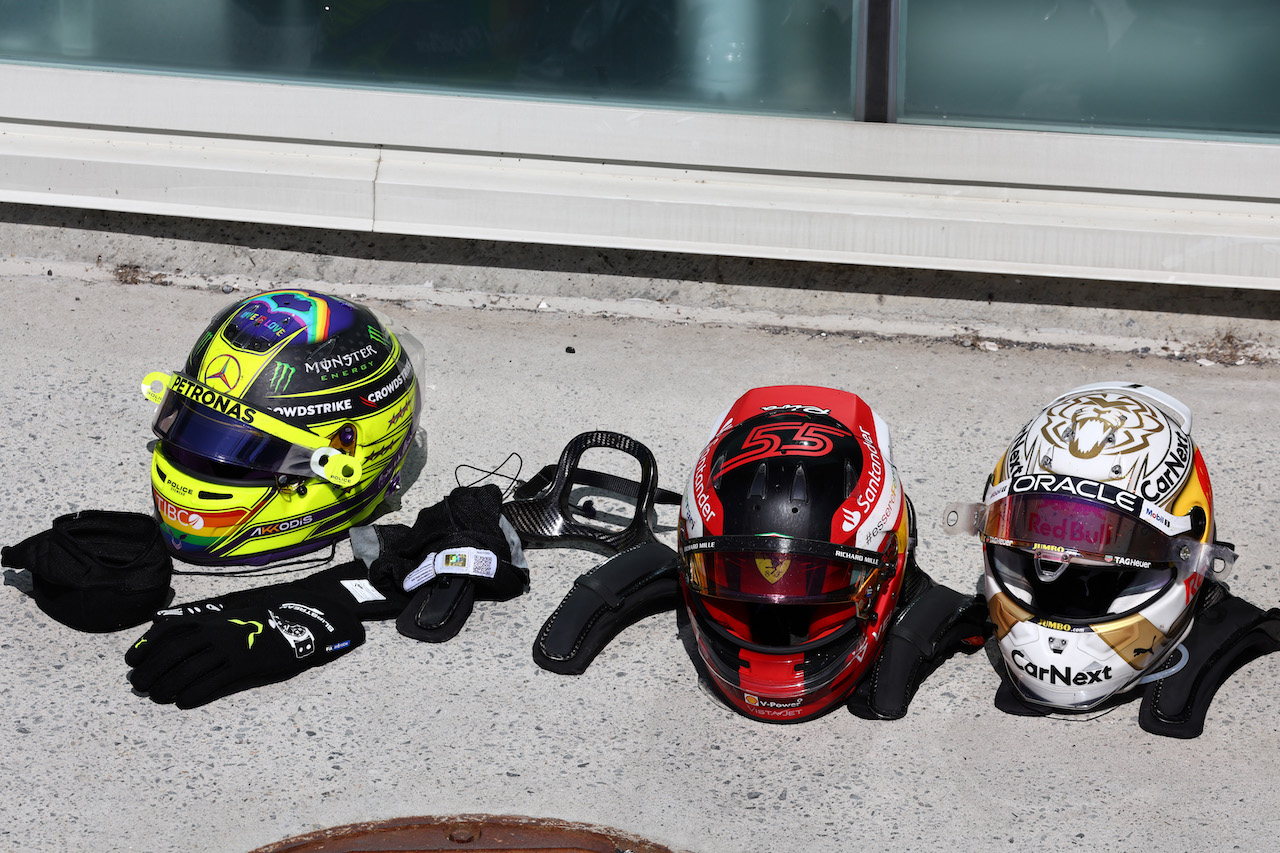 GP CANADA, 1st place Max Verstappen (NLD) Red Bull Racing RB18 with 2nd place Carlos Sainz Jr (ESP) Ferrari F1-75 e 3rd place Lewis Hamilton (GBR) Mercedes AMG F1 W13 helmets.
19.06.2022. Formula 1 World Championship, Rd 9, Canadian Grand Prix, Montreal, Canada, Gara Day.
- www.xpbimages.com, EMail: requests@xpbimages.com ¬© Copyright: Batchelor / XPB Images