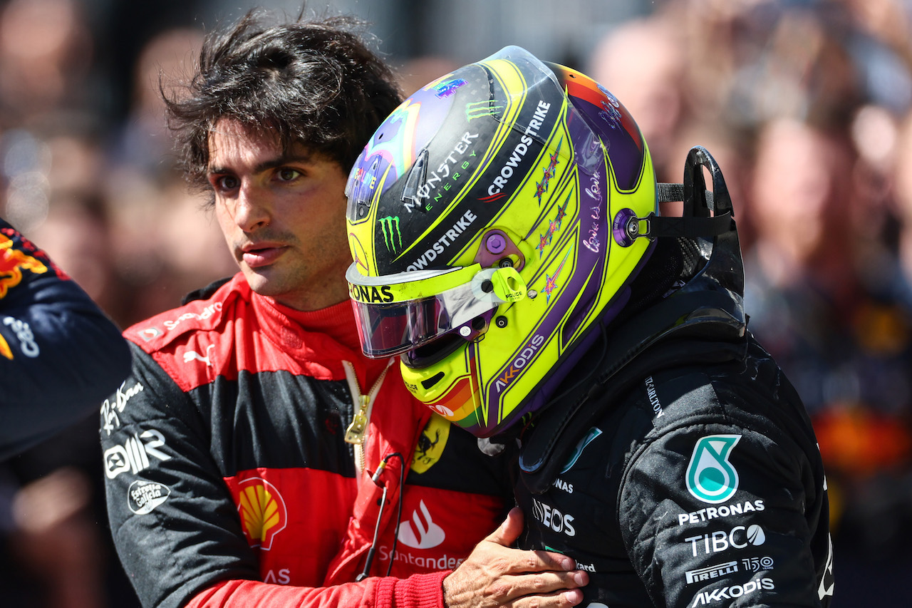 GP CANADA, Lewis Hamilton (GBR), Mercedes AMG F1  e Carlos Sainz Jr (ESP), Ferrari 
19.06.2022. Formula 1 World Championship, Rd 9, Canadian Grand Prix, Montreal, Canada, Gara Day.
- www.xpbimages.com, EMail: requests@xpbimages.com ¬© Copyright: Charniaux / XPB Images