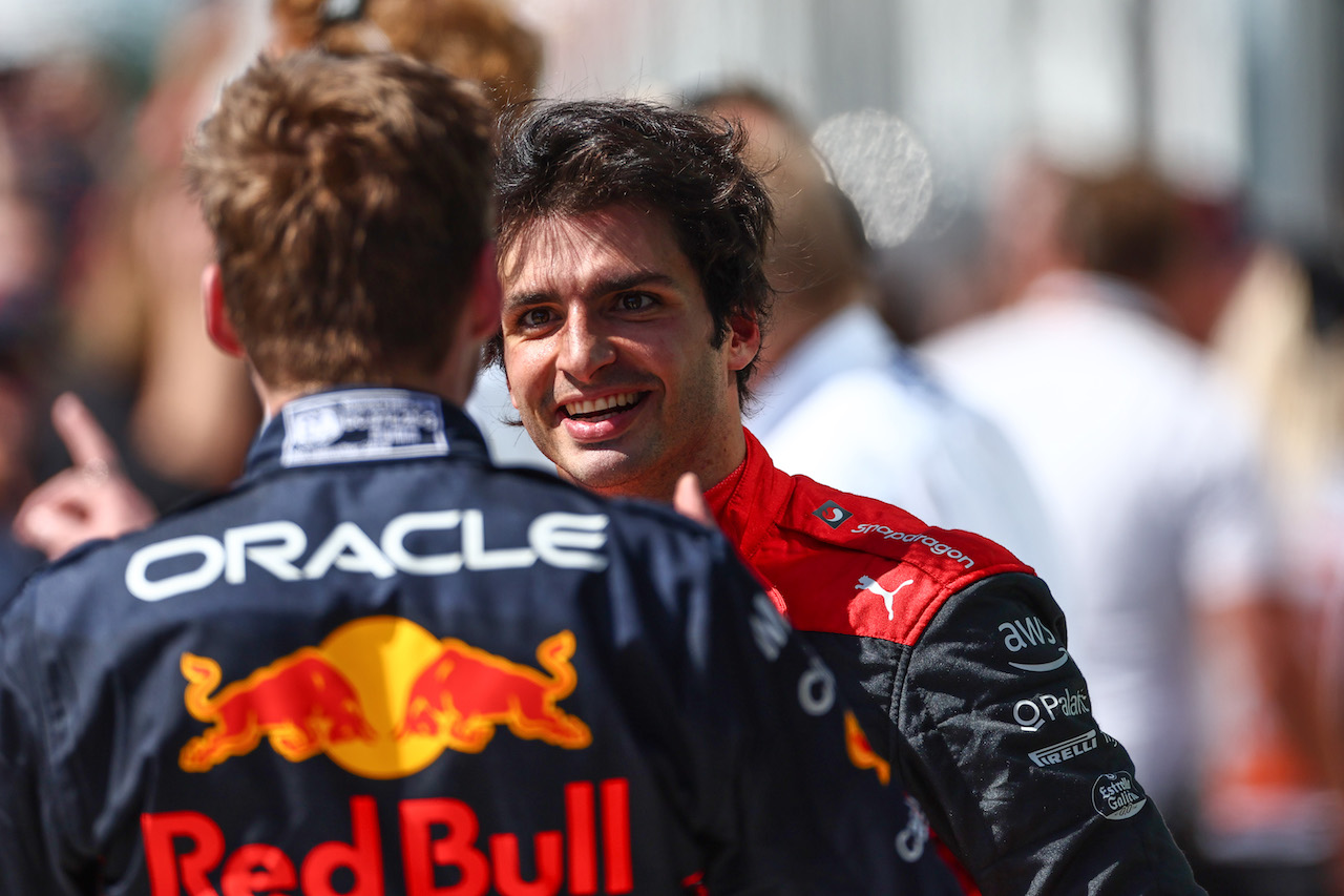 GP CANADA, Carlos Sainz Jr (ESP), Ferrari e Max Verstappen (NLD), Red Bull Racing 
19.06.2022. Formula 1 World Championship, Rd 9, Canadian Grand Prix, Montreal, Canada, Gara Day.
- www.xpbimages.com, EMail: requests@xpbimages.com ¬© Copyright: Charniaux / XPB Images
