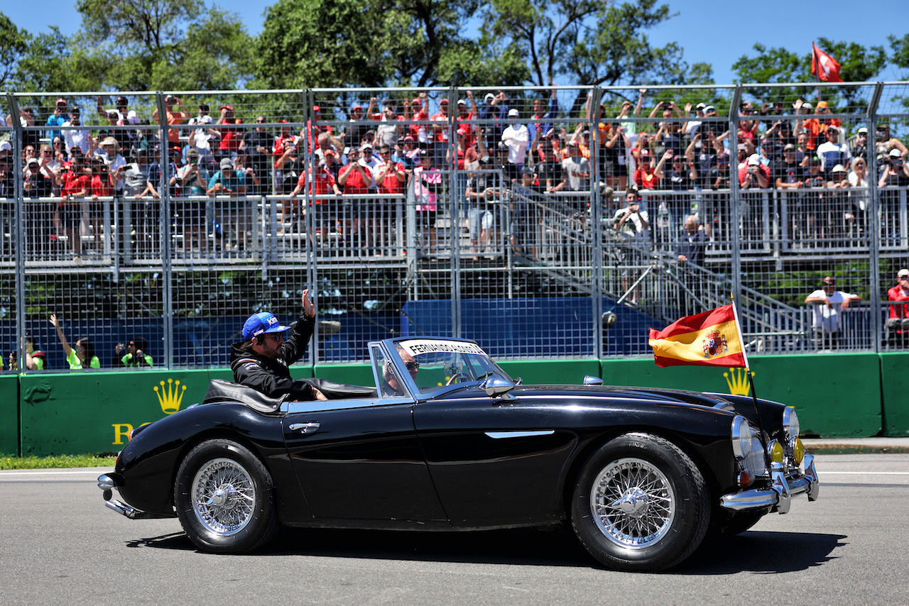 GP CANADA, Fernando Alonso (ESP) Alpine F1 Team on the drivers parade.
19.06.2022. Formula 1 World Championship, Rd 9, Canadian Grand Prix, Montreal, Canada, Gara Day.
- www.xpbimages.com, EMail: requests@xpbimages.com © Copyright: Bearne / XPB Images