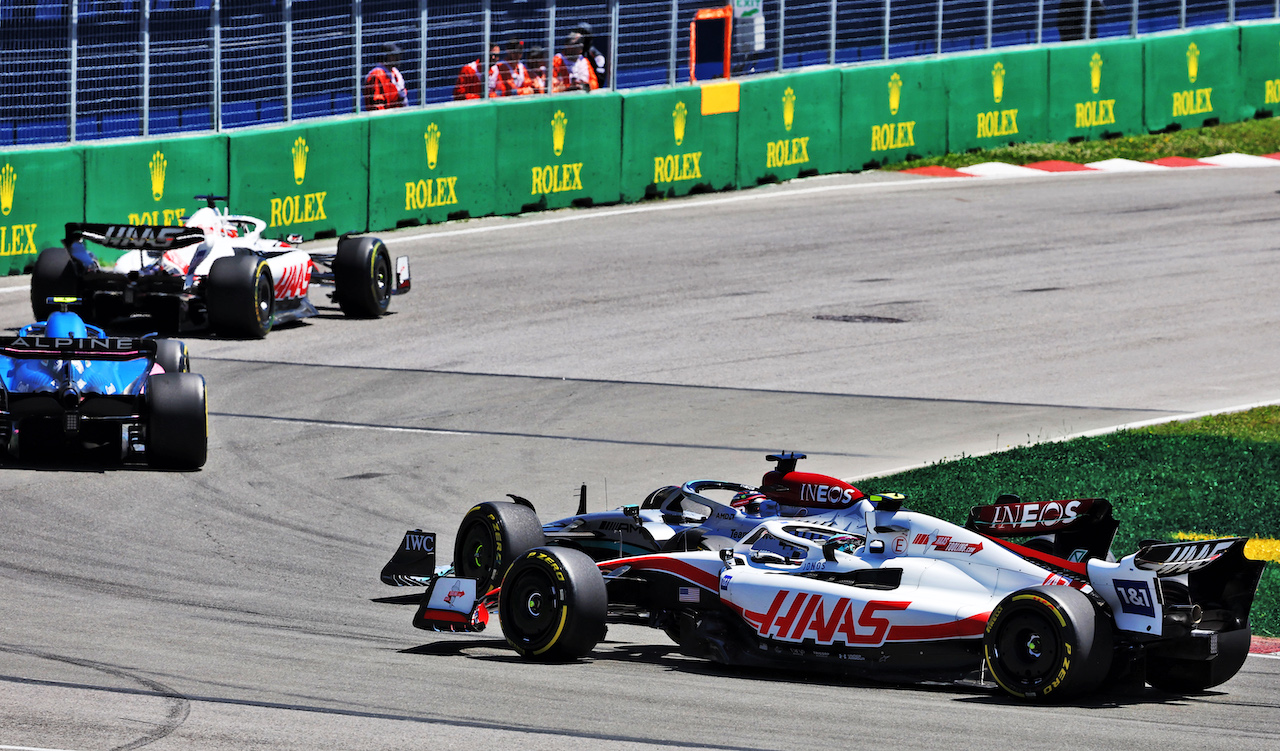 GP CANADA, George Russell (GBR) Mercedes AMG F1 W13 e Mick Schumacher (GER) Haas VF-22 battle for position.
19.06.2022. Formula 1 World Championship, Rd 9, Canadian Grand Prix, Montreal, Canada, Gara Day.
- www.xpbimages.com, EMail: requests@xpbimages.com © Copyright: Bearne / XPB Images