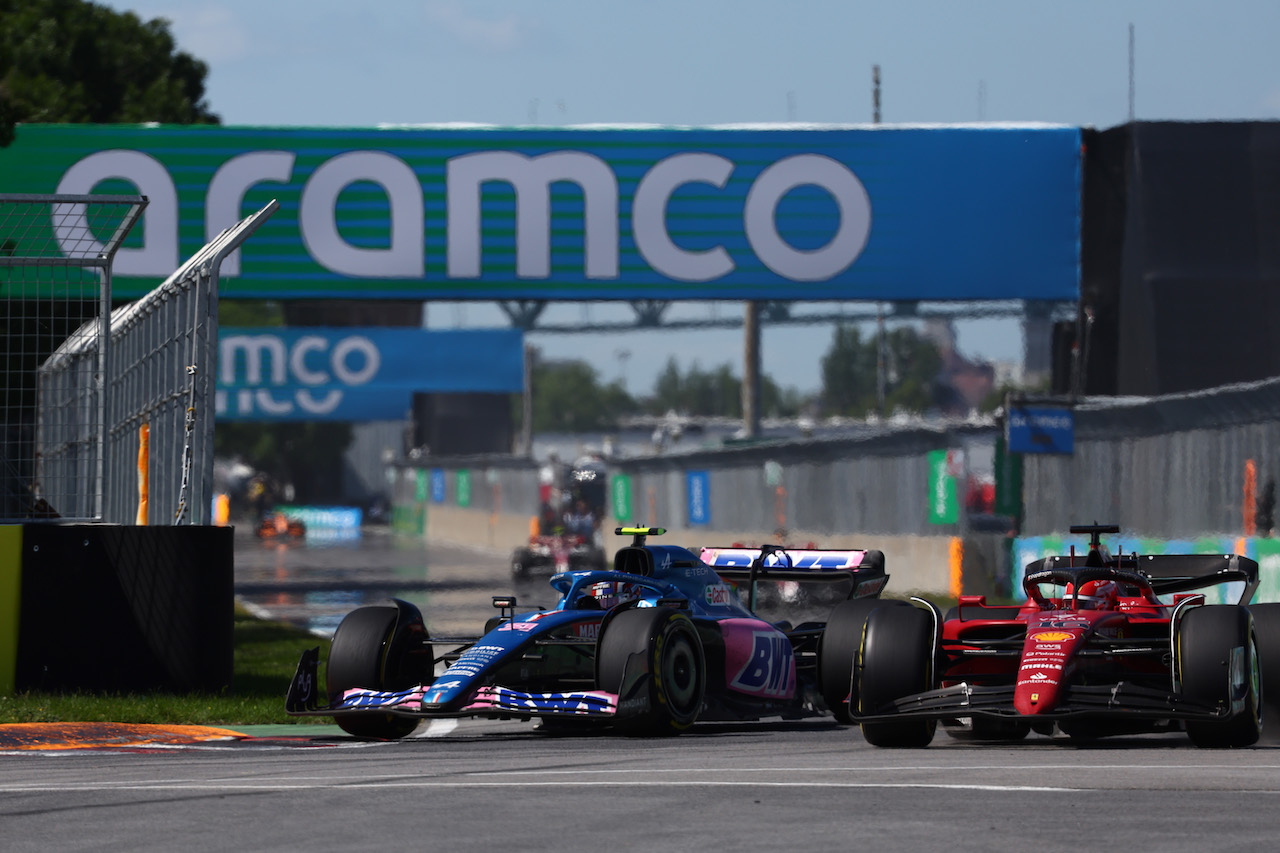 GP CANADA, Esteban Ocon (FRA) Alpine F1 Team A522 e Charles Leclerc (MON) Ferrari F1-75.
19.06.2022. Formula 1 World Championship, Rd 9, Canadian Grand Prix, Montreal, Canada, Gara Day.
- www.xpbimages.com, EMail: requests@xpbimages.com © Copyright: Batchelor / XPB Images