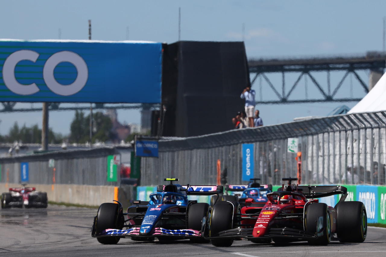 GP CANADA, Esteban Ocon (FRA) Alpine F1 Team A522 e Charles Leclerc (MON) Ferrari F1-75.
19.06.2022. Formula 1 World Championship, Rd 9, Canadian Grand Prix, Montreal, Canada, Gara Day.
- www.xpbimages.com, EMail: requests@xpbimages.com © Copyright: Batchelor / XPB Images