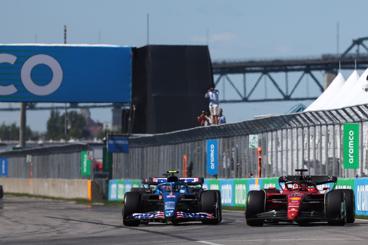 GP CANADA, Esteban Ocon (FRA) Alpine F1 Team A522 e Charles Leclerc (MON) Ferrari F1-75.
19.06.2022. Formula 1 World Championship, Rd 9, Canadian Grand Prix, Montreal, Canada, Gara Day.
- www.xpbimages.com, EMail: requests@xpbimages.com © Copyright: Batchelor / XPB Images