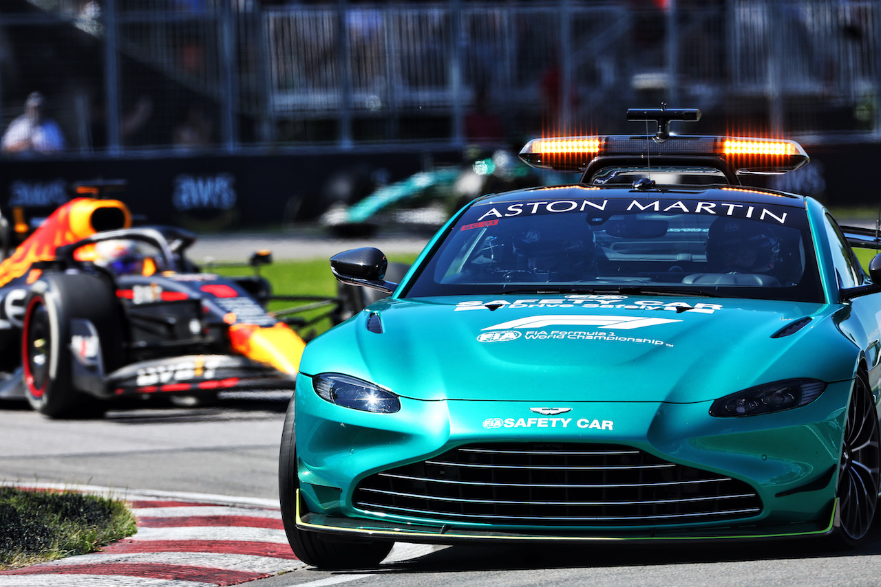 GP CANADA, Max Verstappen (NLD) Red Bull Racing RB18 davanti a behind the Aston Martin FIA Safety Car.
19.06.2022. Formula 1 World Championship, Rd 9, Canadian Grand Prix, Montreal, Canada, Gara Day.
- www.xpbimages.com, EMail: requests@xpbimages.com © Copyright: Charniaux / XPB Images