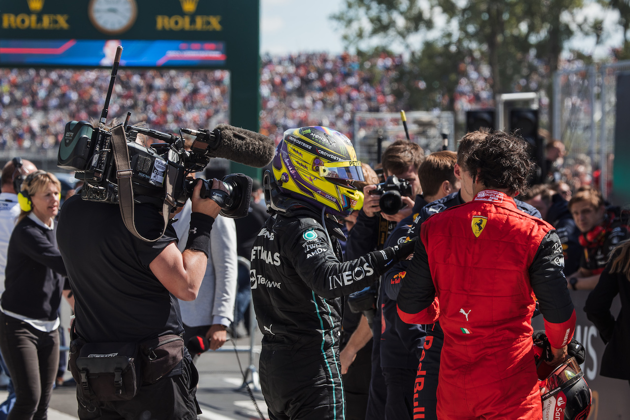 GP CANADA, (L to R): Lewis Hamilton (GBR) Mercedes AMG F1 celebrates his second position with third placed Carlos Sainz Jr (ESP) Ferrari in parc ferme.
19.06.2022. Formula 1 World Championship, Rd 9, Canadian Grand Prix, Montreal, Canada, Gara Day.
- www.xpbimages.com, EMail: requests@xpbimages.com © Copyright: Bearne / XPB Images