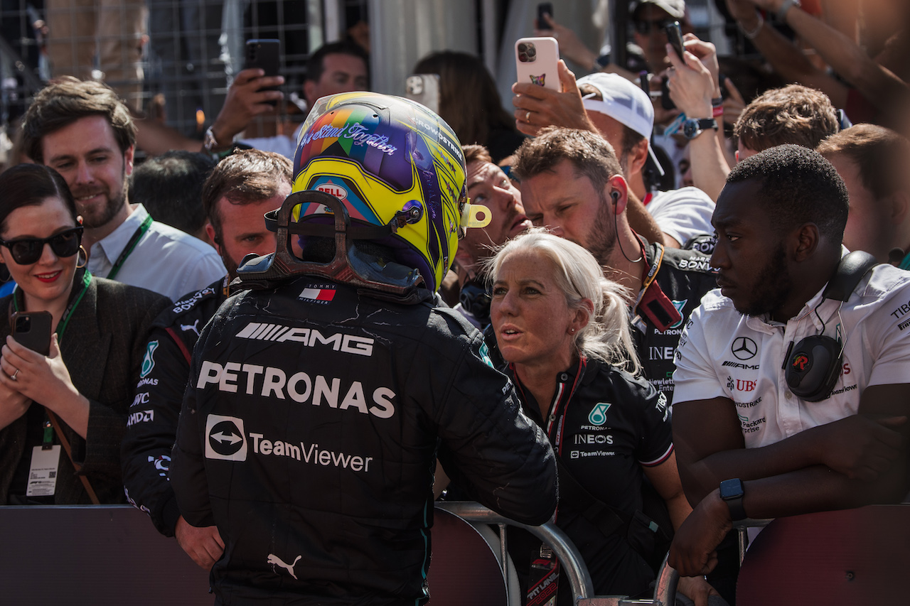 GP CANADA, Third placed Lewis Hamilton (GBR) Mercedes AMG F1 with Angela Cullen (NZL) Mercedes AMG F1 Physiotherapist in parc ferme.
19.06.2022. Formula 1 World Championship, Rd 9, Canadian Grand Prix, Montreal, Canada, Gara Day.
- www.xpbimages.com, EMail: requests@xpbimages.com © Copyright: Bearne / XPB Images