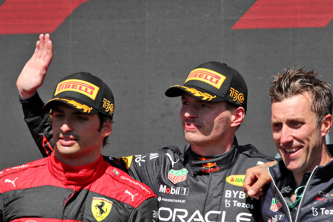 GP CANADA, (L to R): Second placed Carlos Sainz Jr (ESP) Ferrari with vincitore Max Verstappen (NLD) Red Bull Racing on the podium.
19.06.2022. Formula 1 World Championship, Rd 9, Canadian Grand Prix, Montreal, Canada, Gara Day.
 - www.xpbimages.com, EMail: requests@xpbimages.com © Copyright: Coates / XPB Images