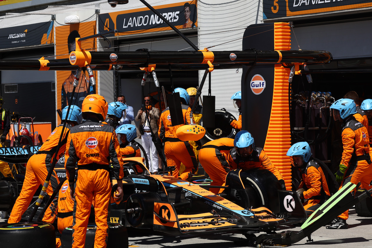 GP CANADA, Lando Norris (GBR) McLaren MCL36 pit stop.
19.06.2022. Formula 1 World Championship, Rd 9, Canadian Grand Prix, Montreal, Canada, Gara Day.
- www.xpbimages.com, EMail: requests@xpbimages.com ¬© Copyright: Batchelor / XPB Images