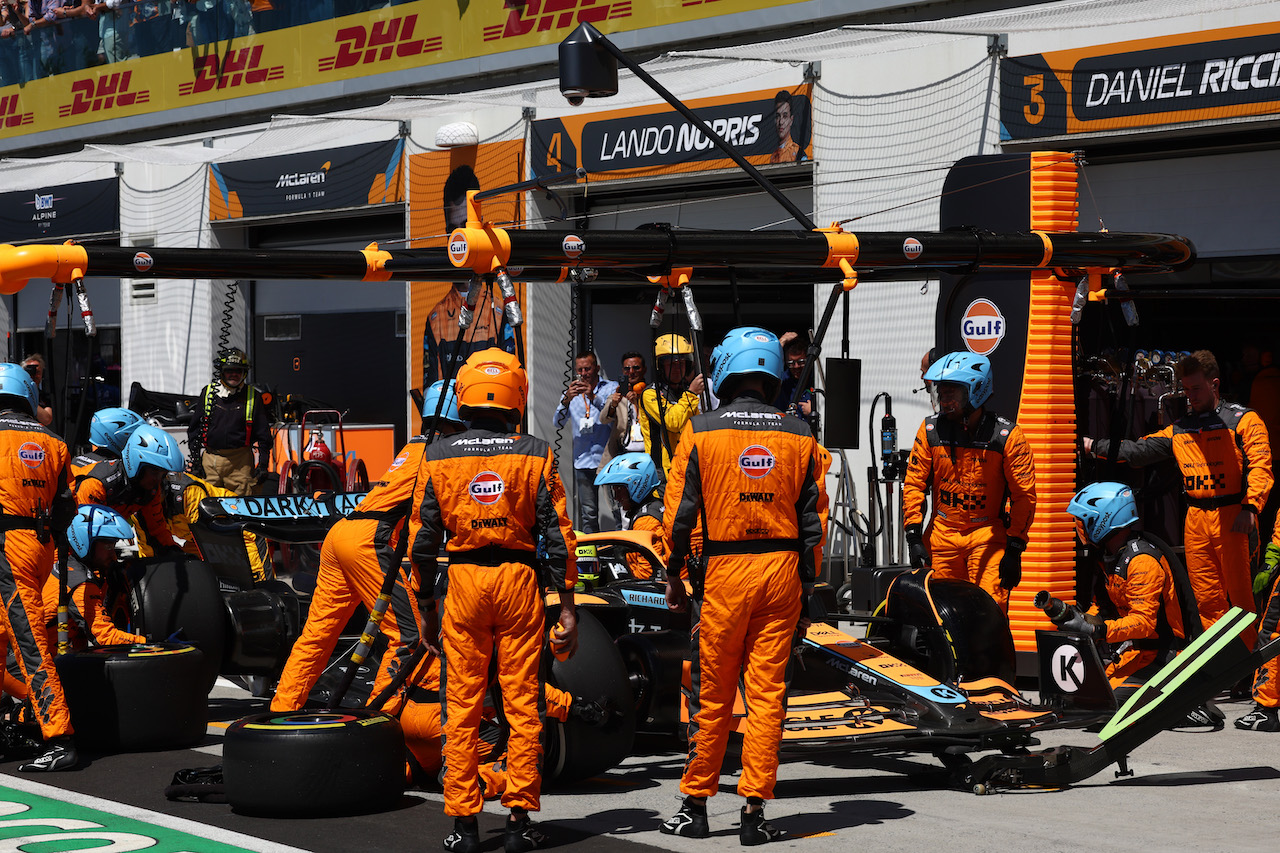 GP CANADA, Lando Norris (GBR) McLaren MCL36 pit stop.
19.06.2022. Formula 1 World Championship, Rd 9, Canadian Grand Prix, Montreal, Canada, Gara Day.
- www.xpbimages.com, EMail: requests@xpbimages.com ¬© Copyright: Batchelor / XPB Images