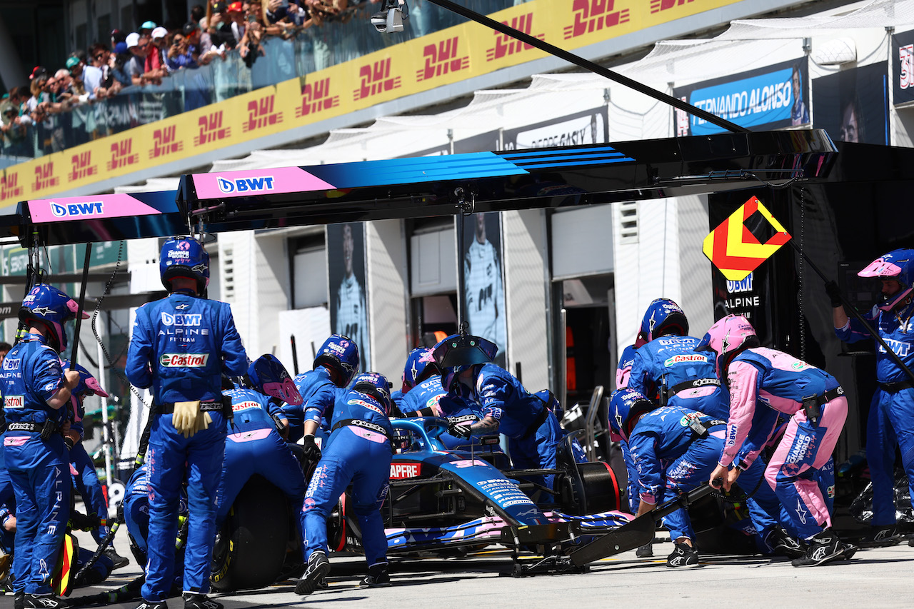 GP CANADA, Esteban Ocon (FRA) Alpine F1 Team A522 pit stop.
19.06.2022. Formula 1 World Championship, Rd 9, Canadian Grand Prix, Montreal, Canada, Gara Day.
- www.xpbimages.com, EMail: requests@xpbimages.com ¬© Copyright: Batchelor / XPB Images